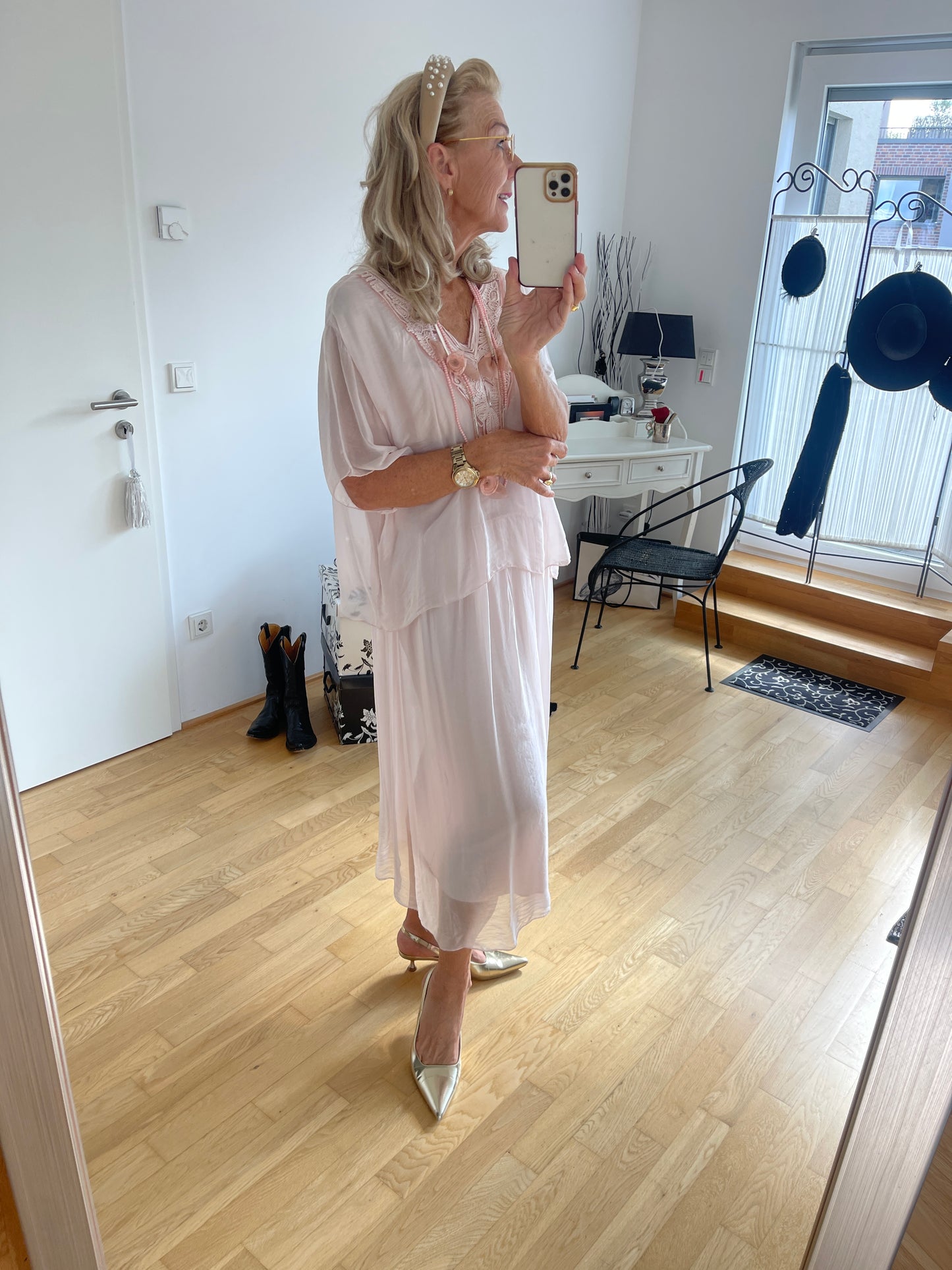 Kleid BEAUTIFUL €129,90 rose; zauberhaftes Kleid für die festlichen Tage; ein perfektes Modell für Genussgrößen