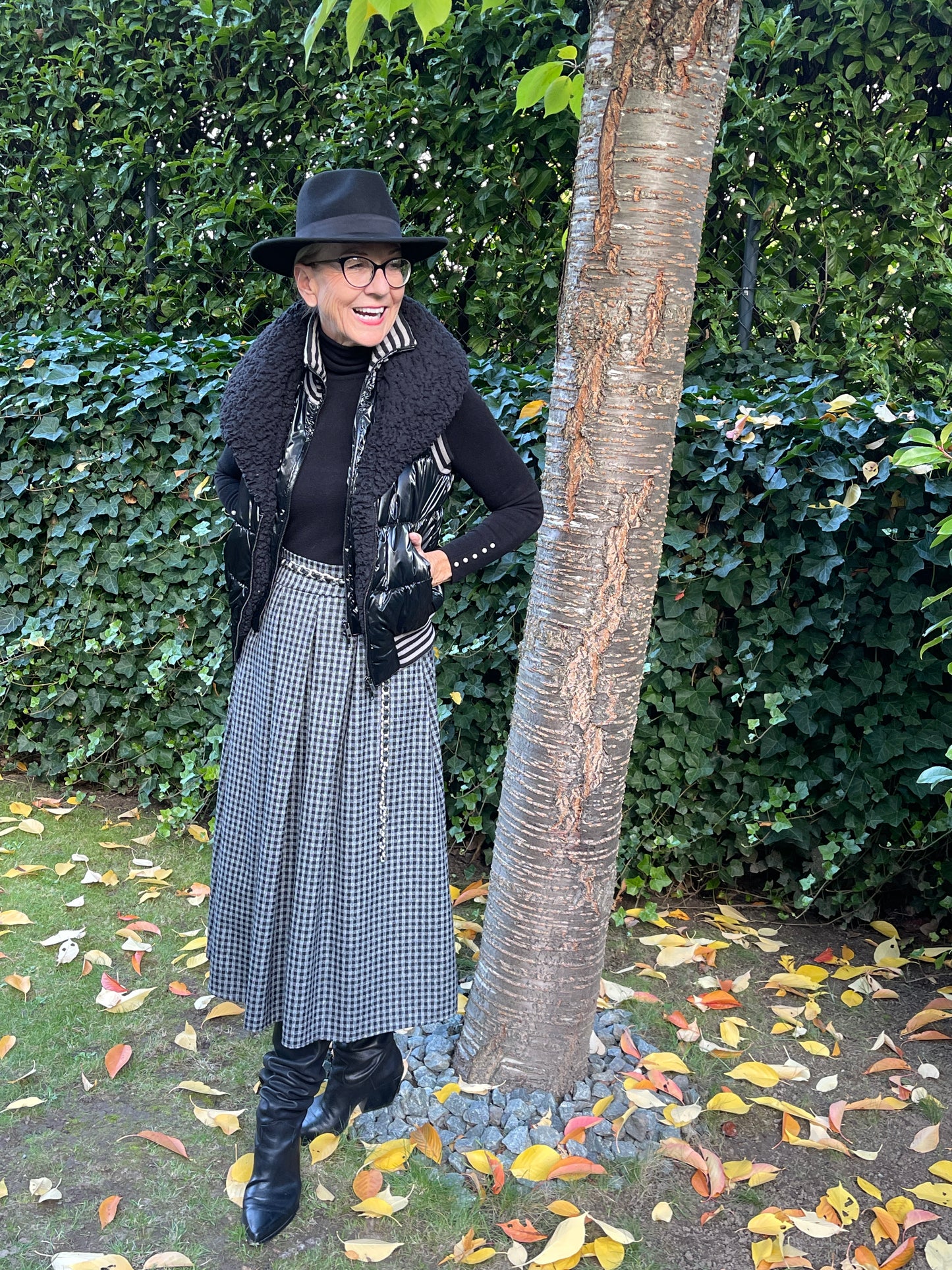 Rock ELLA; €89,90; … ein Fashion-Highlight in „ Black&Grau“