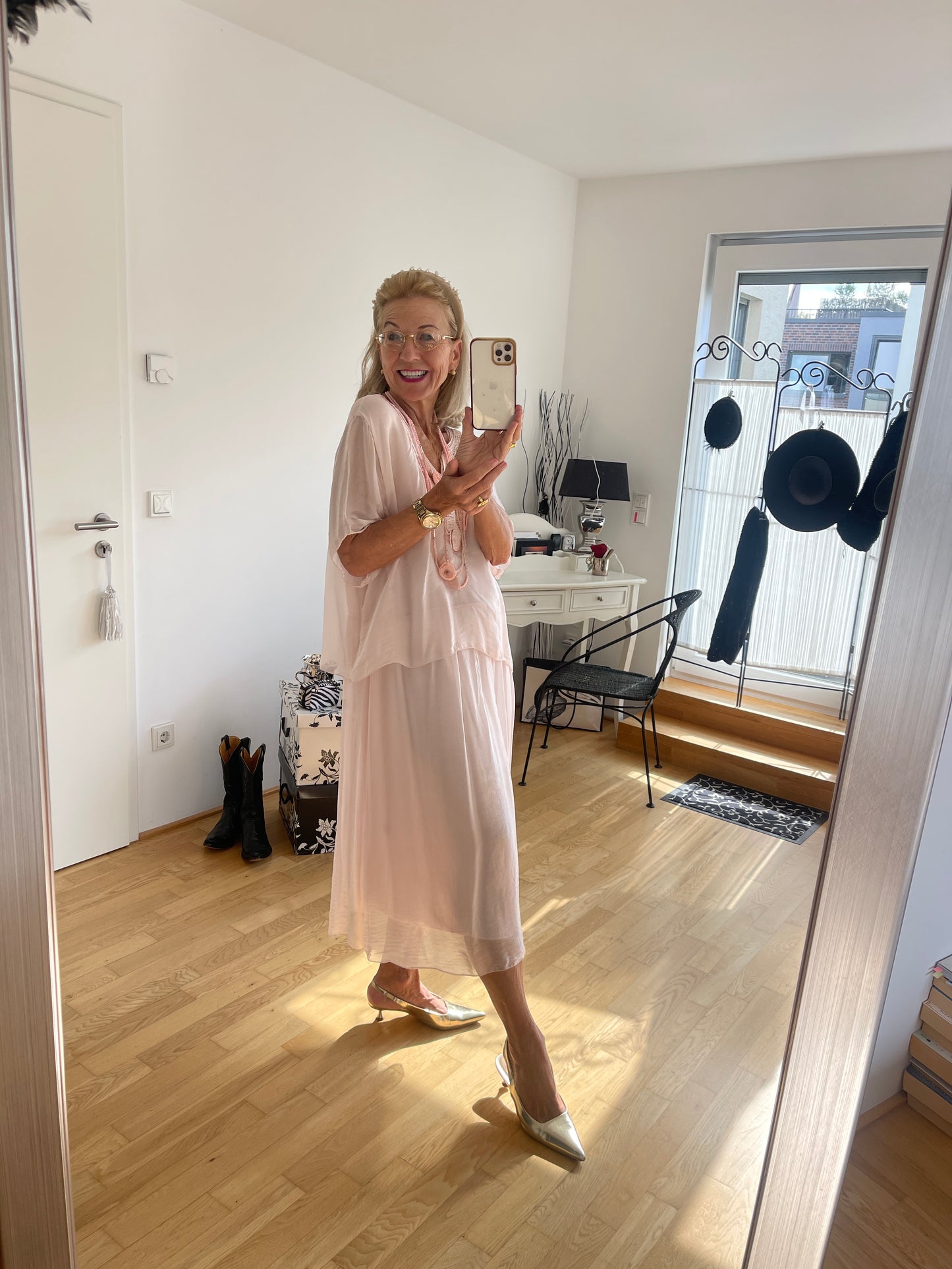 Kleid BEAUTIFUL €129,90 rose; zauberhaftes Kleid für die festlichen Tage; ein perfektes Modell für Genussgrößen