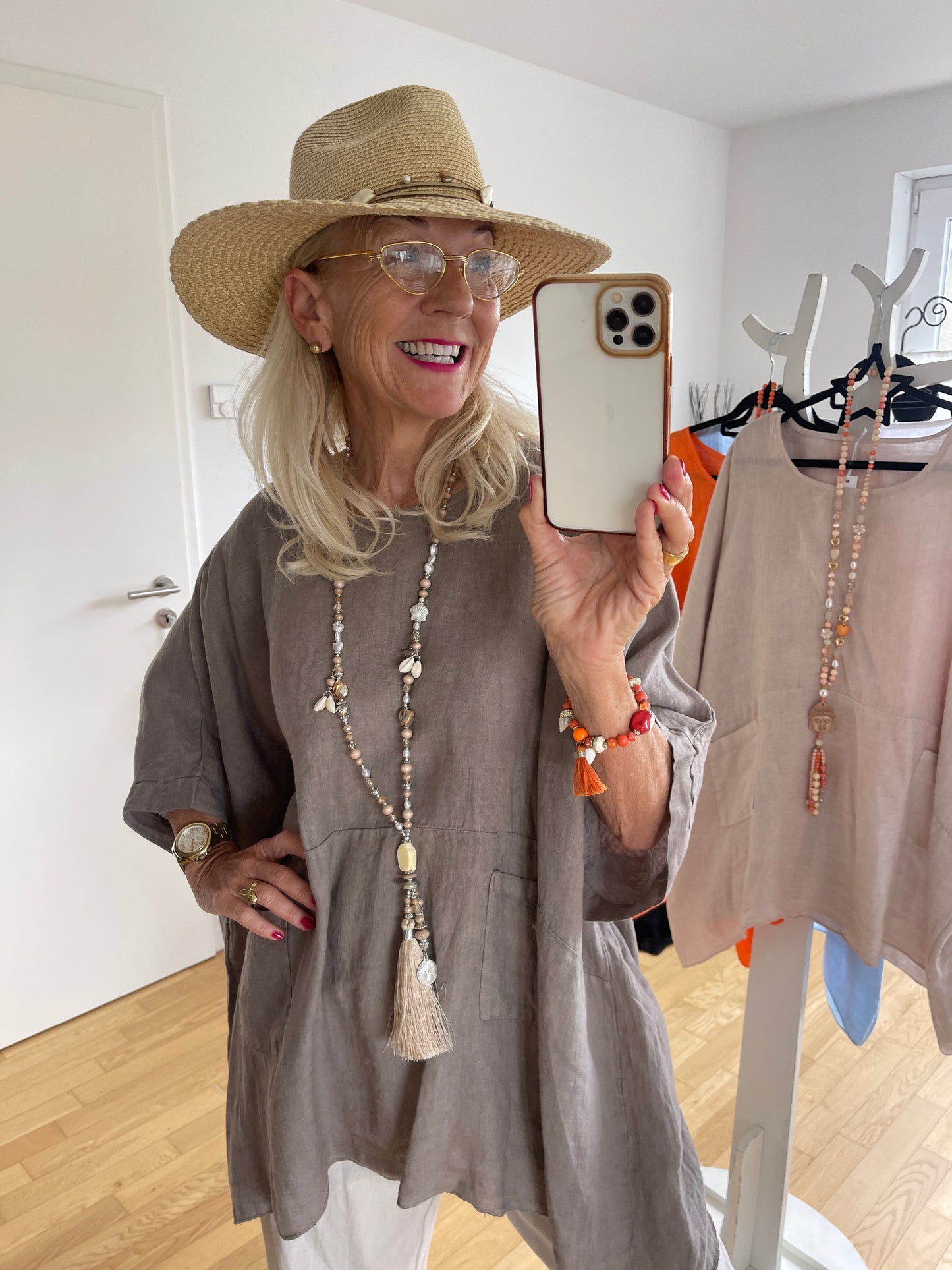 Tunika KAMAL taupe,€99,90; im Sommer unverzichtbar