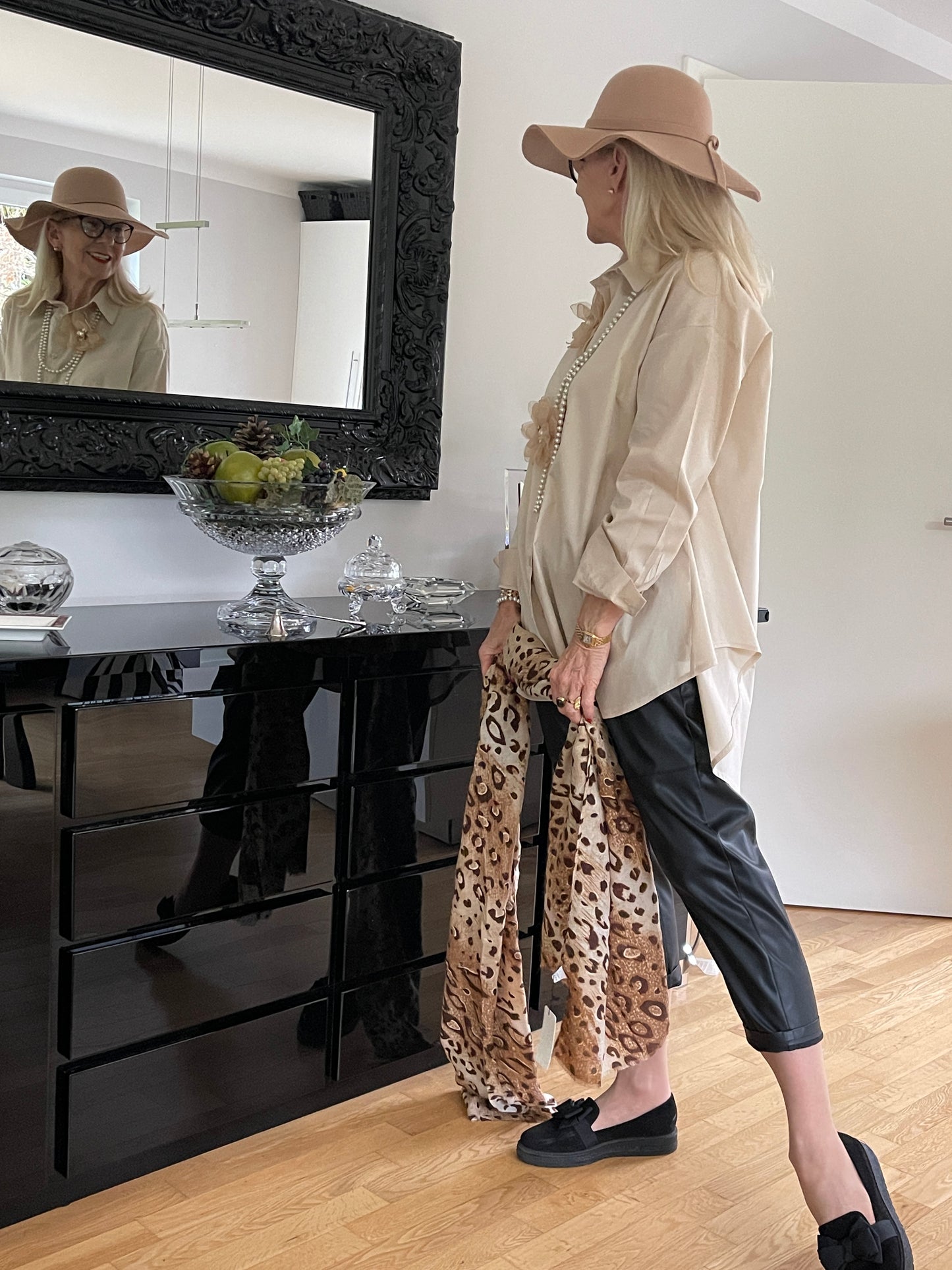Bluse JETTE beige; jetzt SPRING-OFFER €59,90 statt €89,90 Super extravagante Oversize-Long-Bluse. Ein ausgefallener Hingucker !!