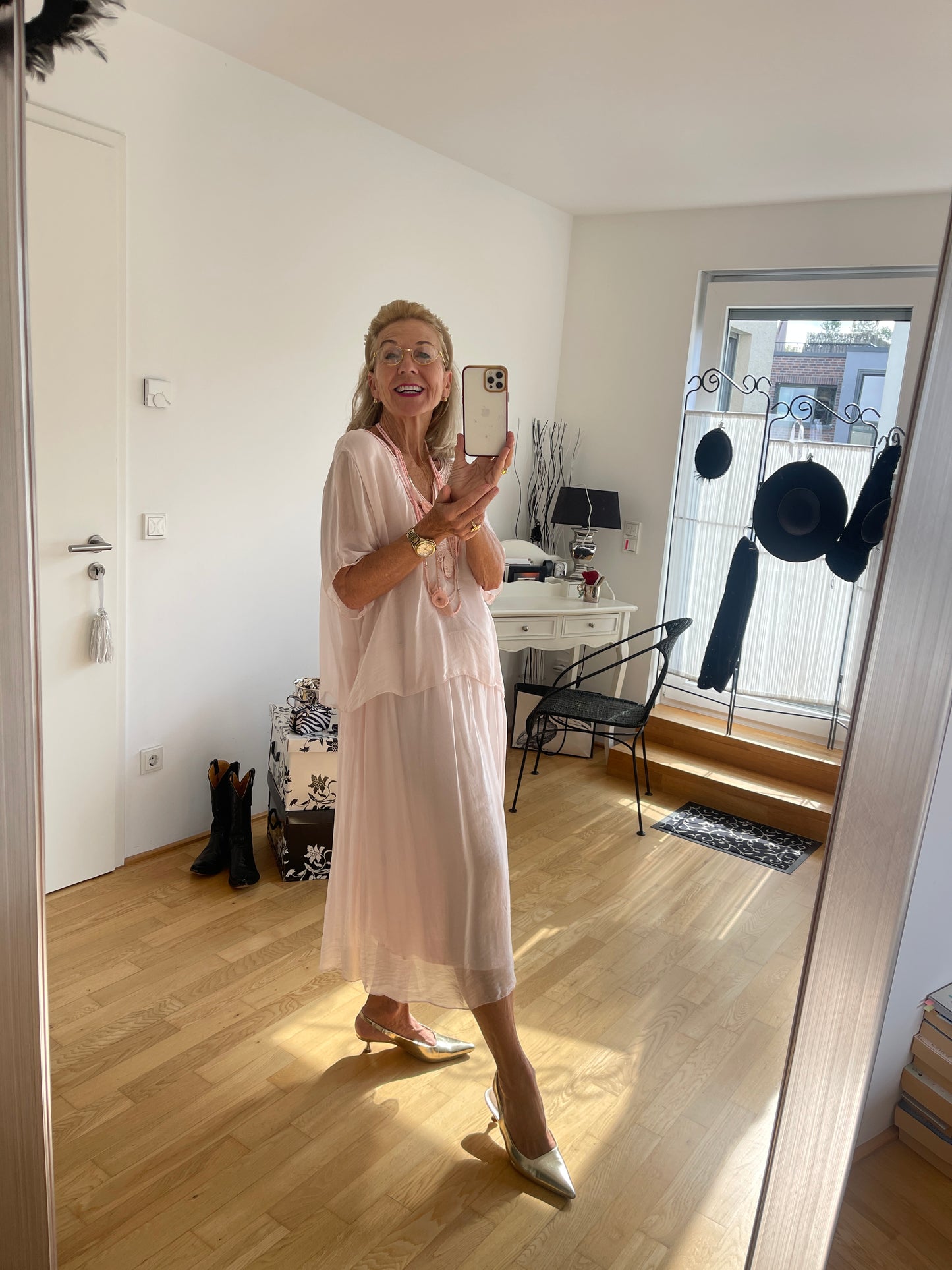 Kleid BEAUTIFUL €129,90 rose; zauberhaftes Kleid für die festlichen Tage; ein perfektes Modell für Genussgrößen