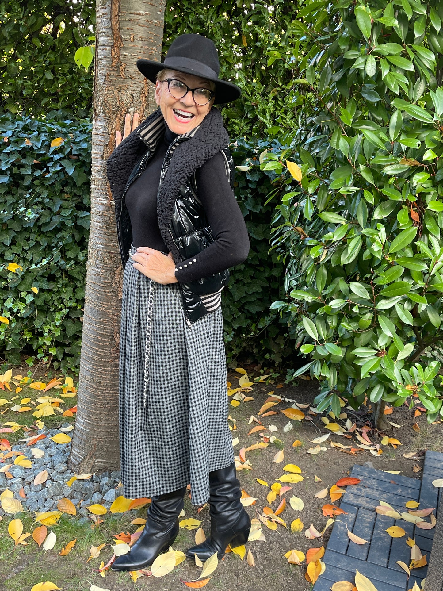 Rock ELLA; €89,90; … ein Fashion-Highlight in „ Black&Grau“