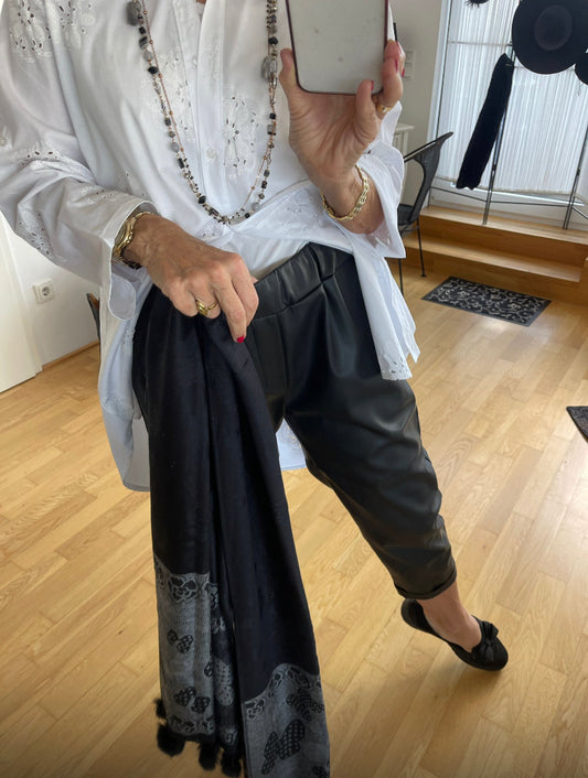 Hose OZIAS black Gr.M/L; „JETZT SCHON IM BLACK-FRIDAY OUTLET“ nur noch €49,90 statt €99,90 super sitzendes Vegan-Leather-Modell