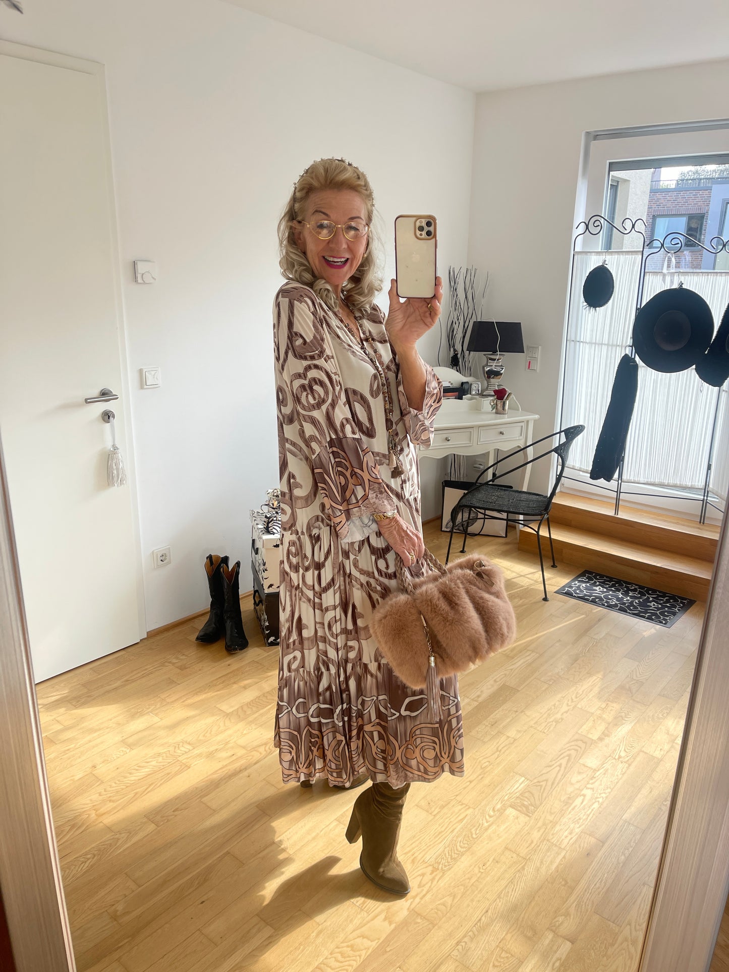 Kleid MONZA mokka; €99,90, stylisch und perfekt kombinierbar