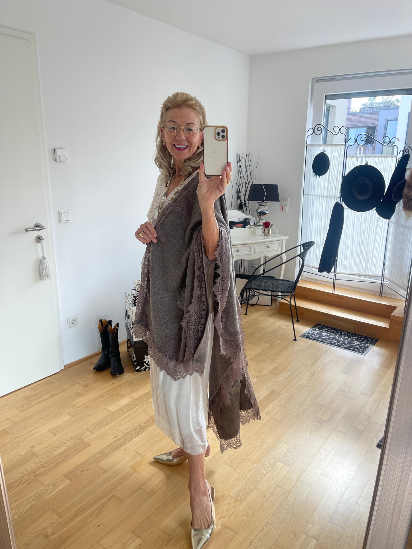 Schal NERO taupe €89,90; ein kuscheliges „Must-Have“ für die kommende Saison