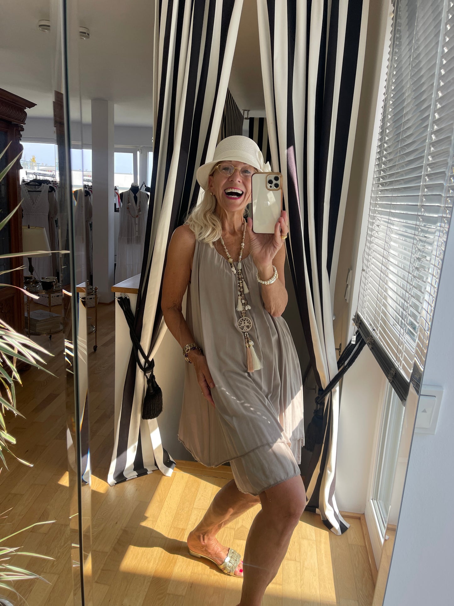 Kleid BURMA taupe; €69,90; ein zauberhaftes, raffiniertes Sommerkleid, dass man kaum spürt