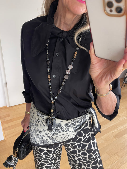 Bluse DELIA black €79,90; das ist doch mal eine ganz besondere schwarze Bluse