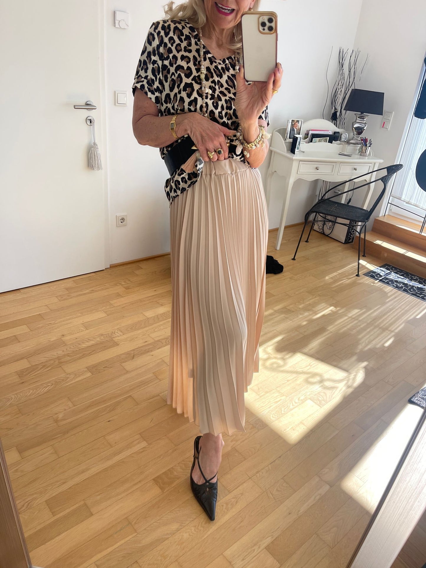 Rock CASPAR beige; €89,90; genial schmal fallender Plisseerock, perfektes Basic-Teil