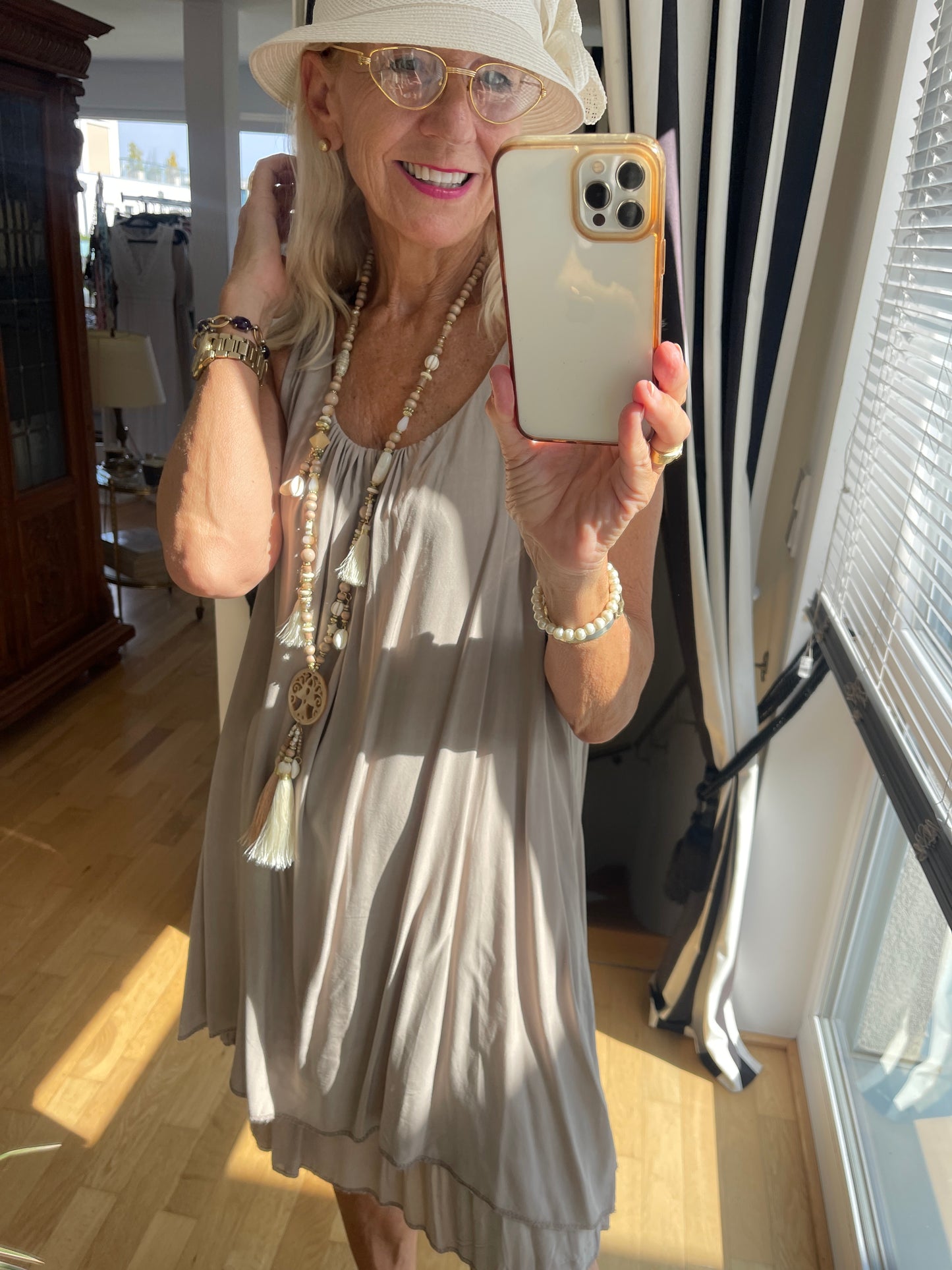 Kleid BURMA taupe; €69,90; ein zauberhaftes, raffiniertes Sommerkleid, dass man kaum spürt