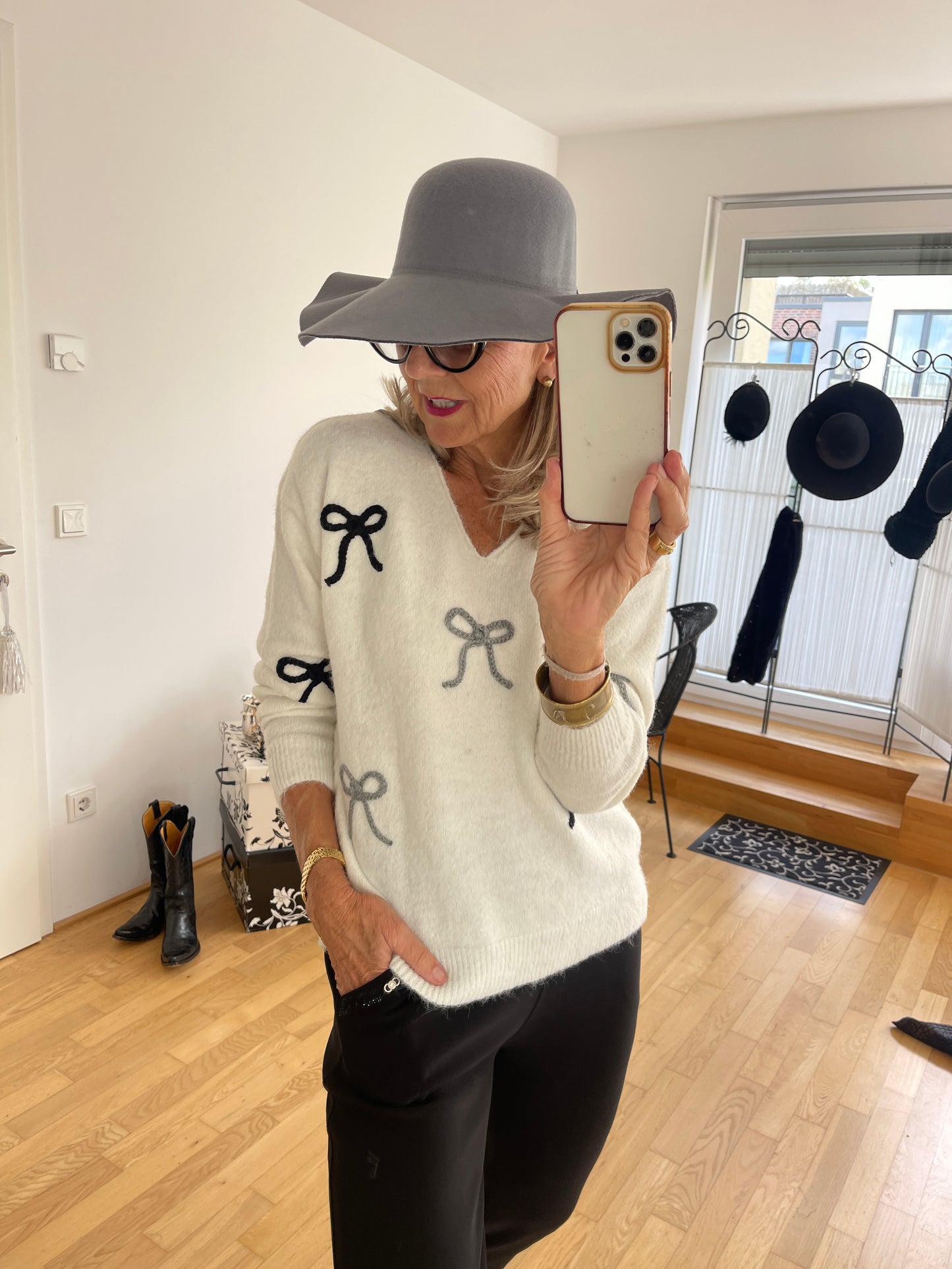 Pullover NALA white €79,90; ausgefallen, schick, kuschelig … was besonderes!!