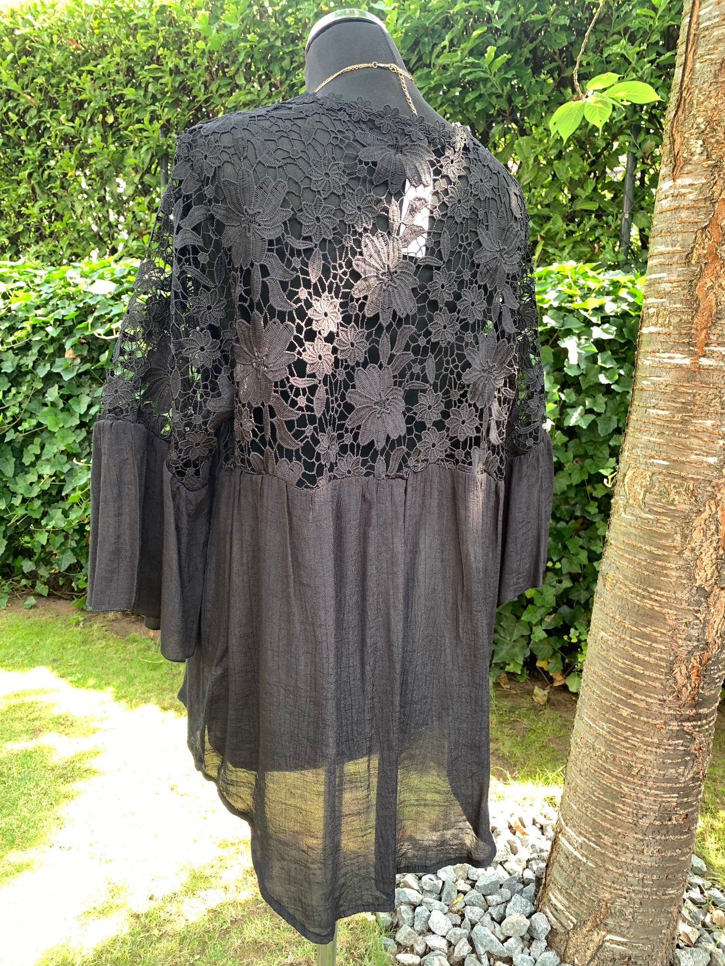Bluse ADRIANE schwarz; jetzt €39,90 statt €79,90; duftig, luftig im Super-Summer-Sale