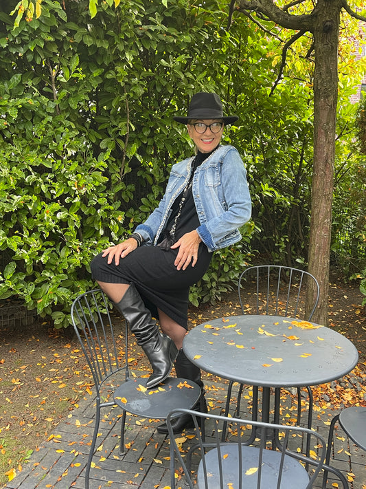 Jacke KIKKI €79,90 statt €99,90; „ Im Black-Friday-Outlet“, super edel wie lässige Jeans-Jacke; unser FASHIONISTA-TIP