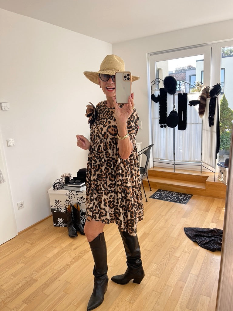 Kleid MEDICA €99,90; super stylisch im Leo-Look