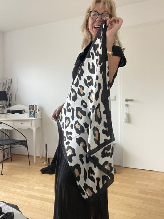 Schal/NICKTUCH CAMILLE €29,90; BLACK& WHITE mit einem Schuss LEO
