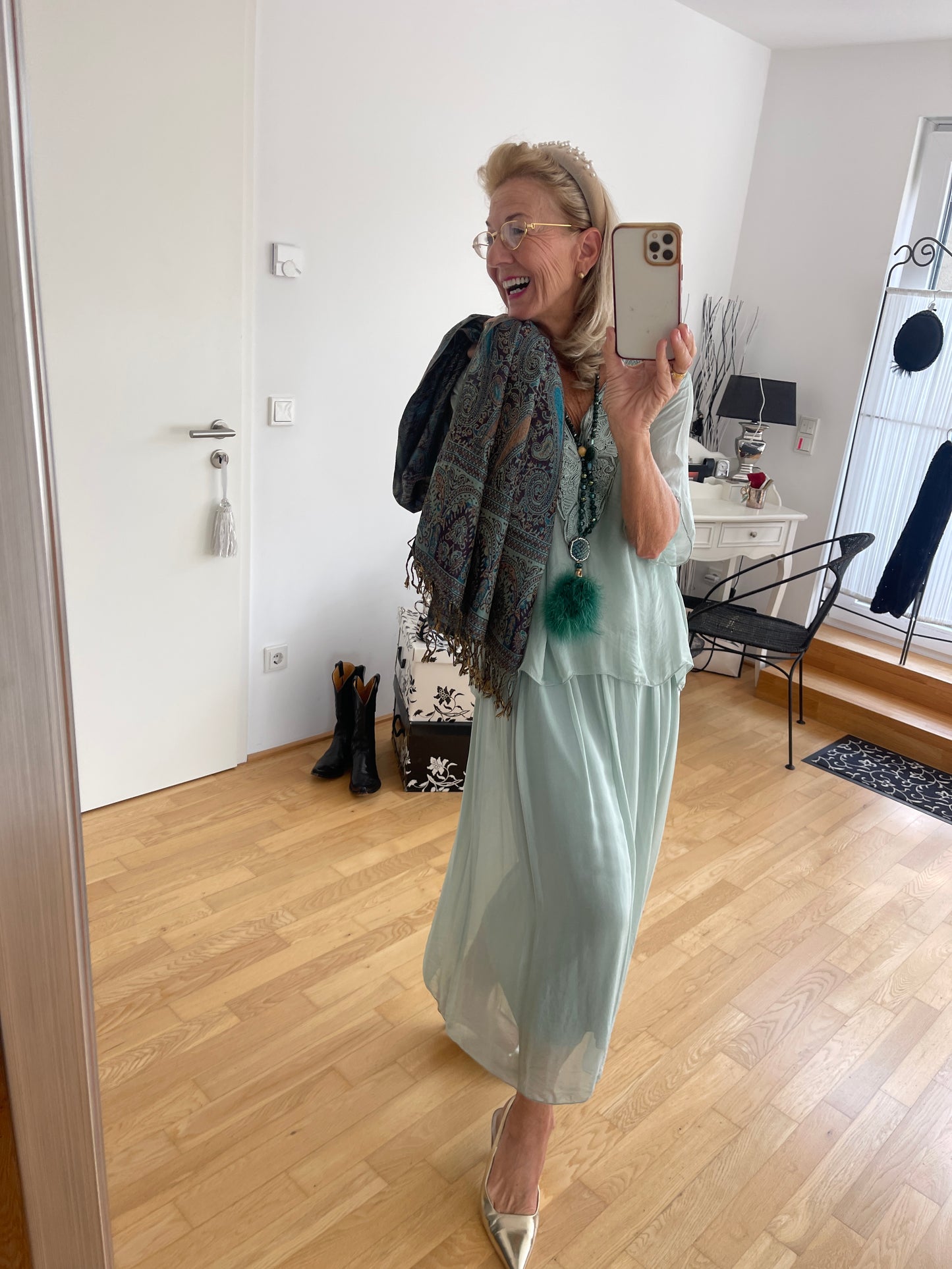 Kleid BEAUTIFUL eukalyptus; €129,90; ein zauberhaftes Modell für festliche Tage und ideal auch für die Kundin mit Genussgröße
