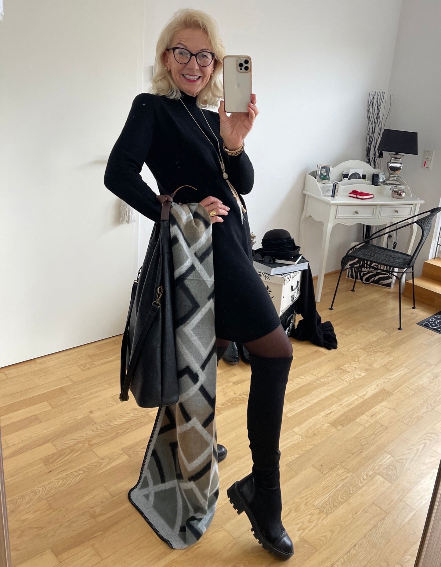 Kleid MARY black; €99,90; Schmales Strickkleid, stylisch & figurbetont!!!