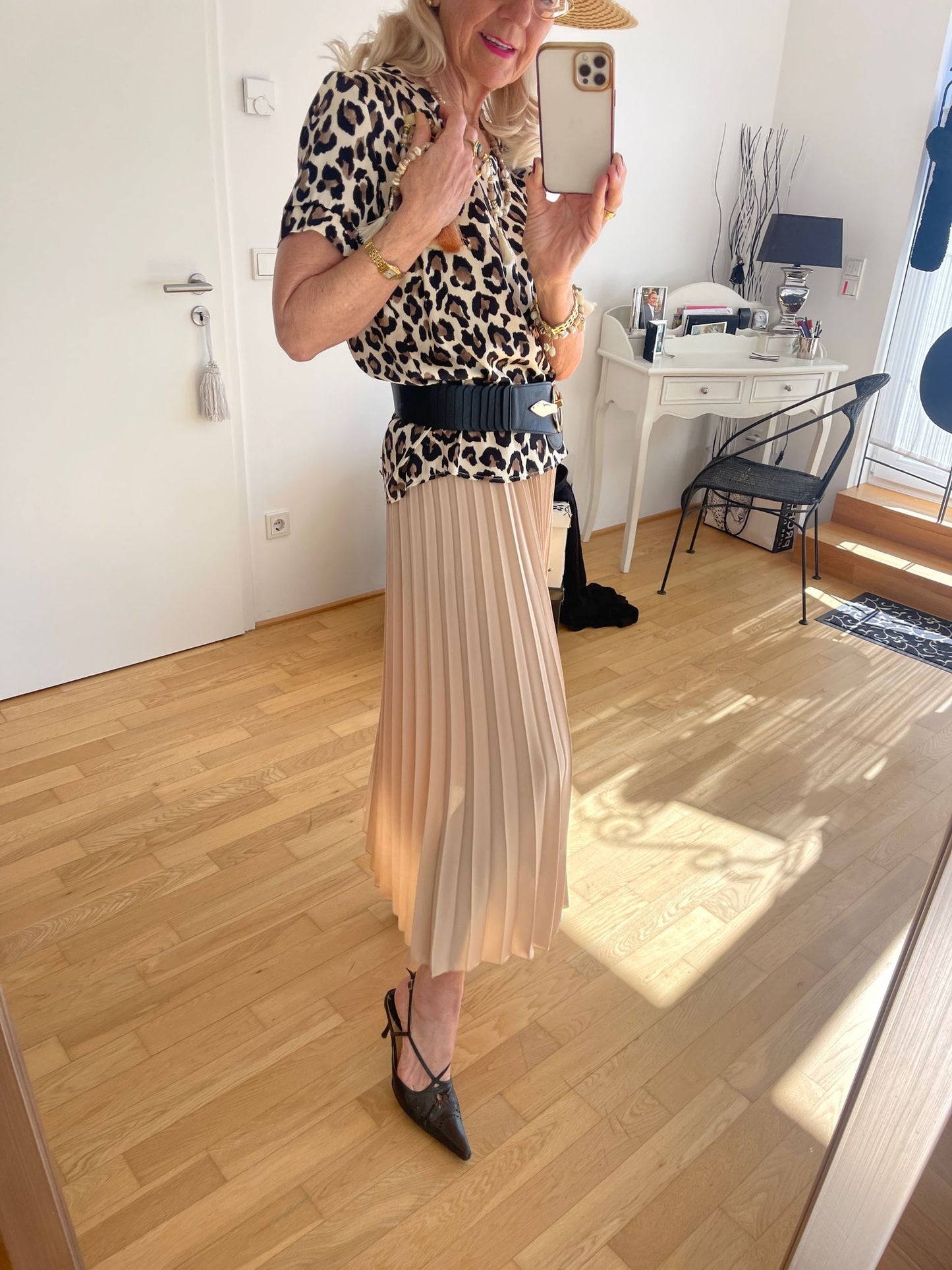 Rock CASPAR beige; €89,90; genial schmal fallender Plisseerock, perfektes Basic-Teil