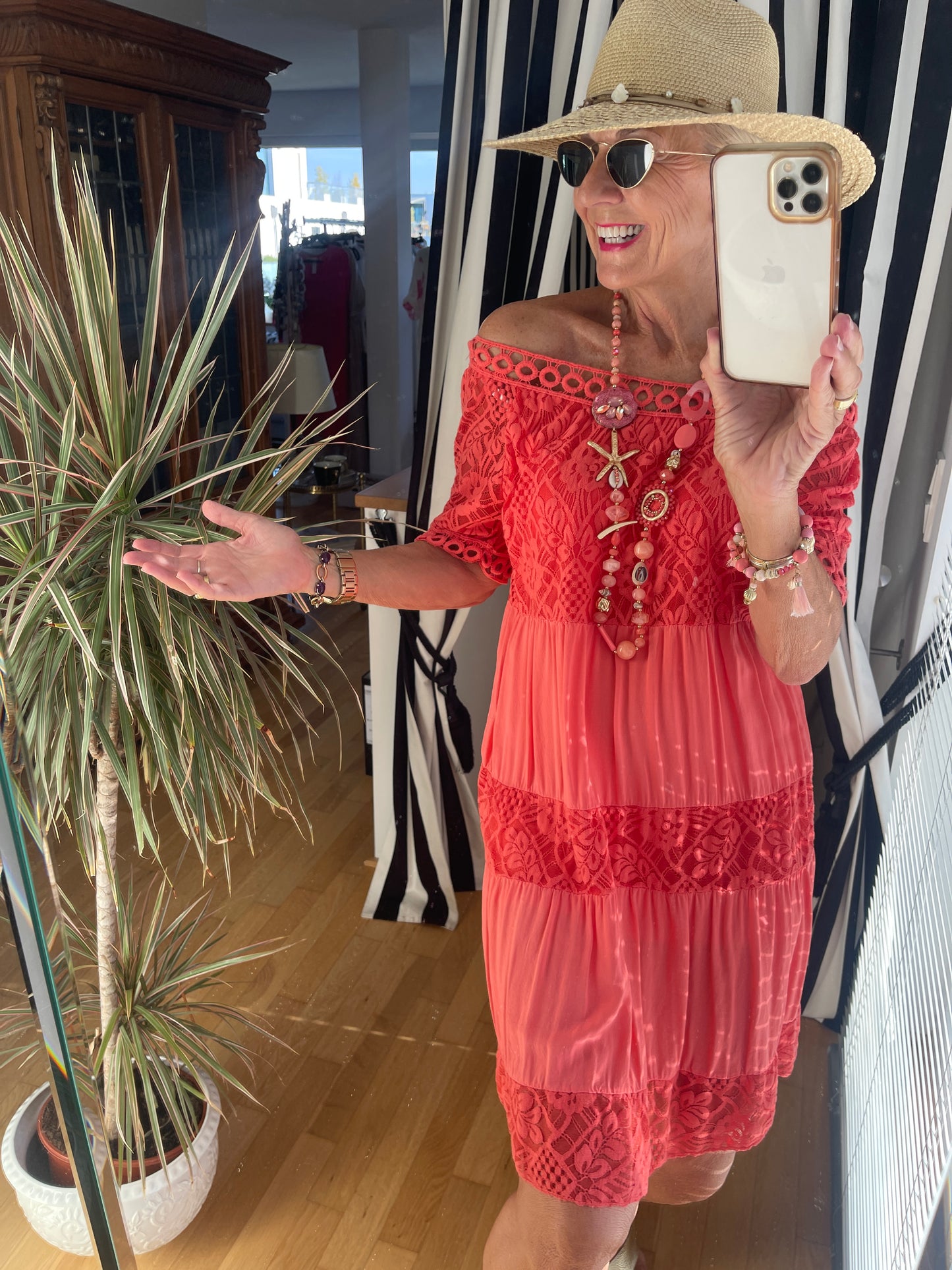 Modell NAPOLINA €79,90; ein luftiges, sommerliches Modell, das man auch toll im Carmen-Style tragen kann