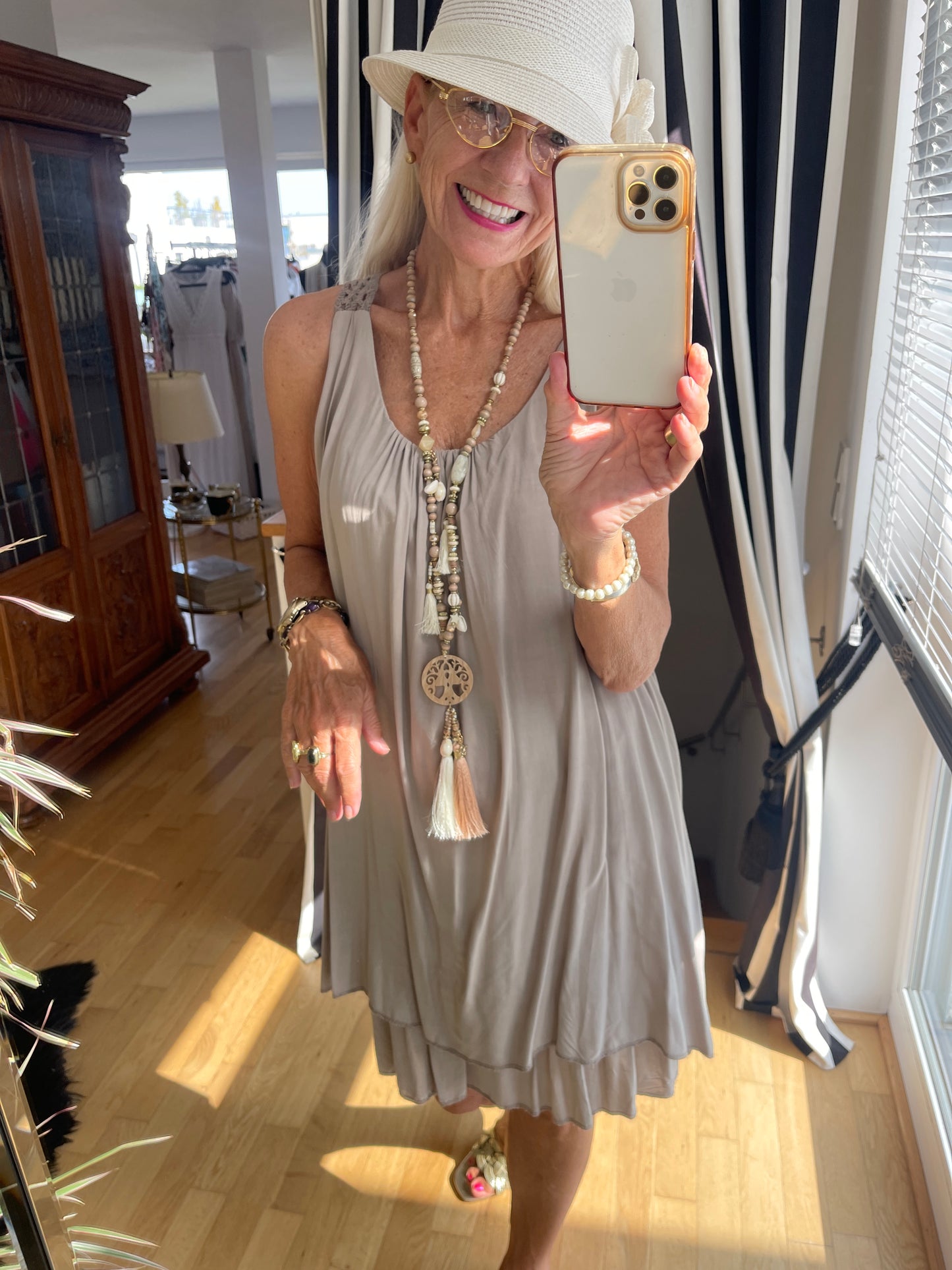 Kleid BURMA taupe; €69,90; ein zauberhaftes, raffiniertes Sommerkleid, dass man kaum spürt