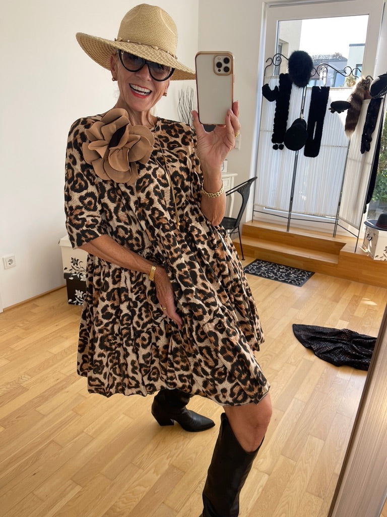 Kleid MEDICA €99,90; super stylisch im Leo-Look