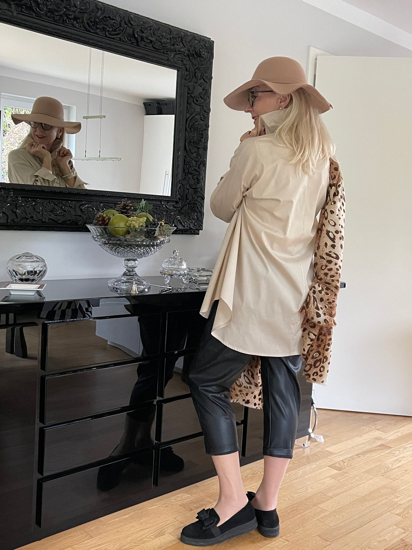 Bluse JETTE beige; jetzt SPRING-OFFER €59,90 statt €89,90 Super extravagante Oversize-Long-Bluse. Ein ausgefallener Hingucker !!
