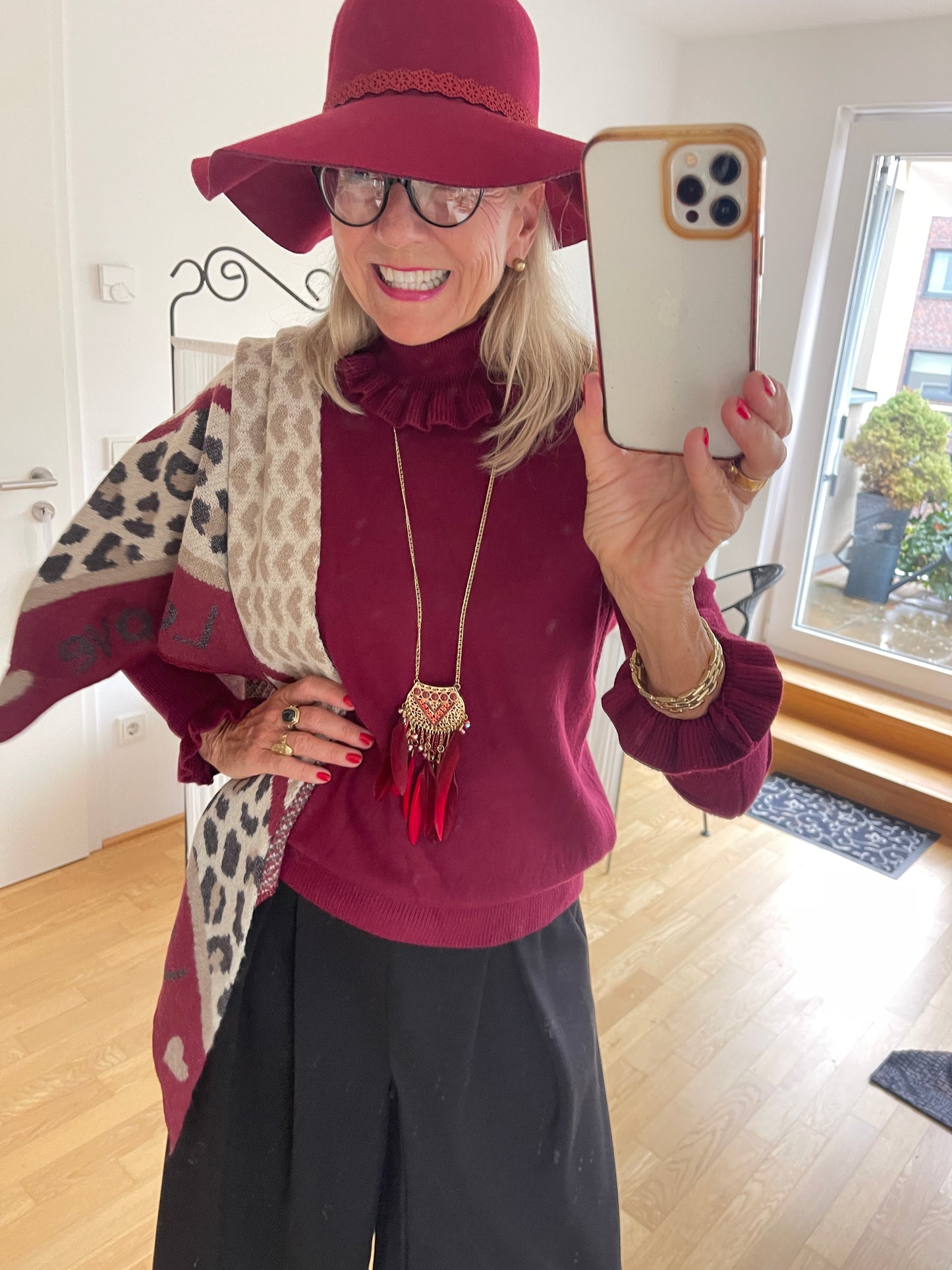 Pullover JELO bordeaux €69,90; Basic-Look trifft Raffinesse🍁