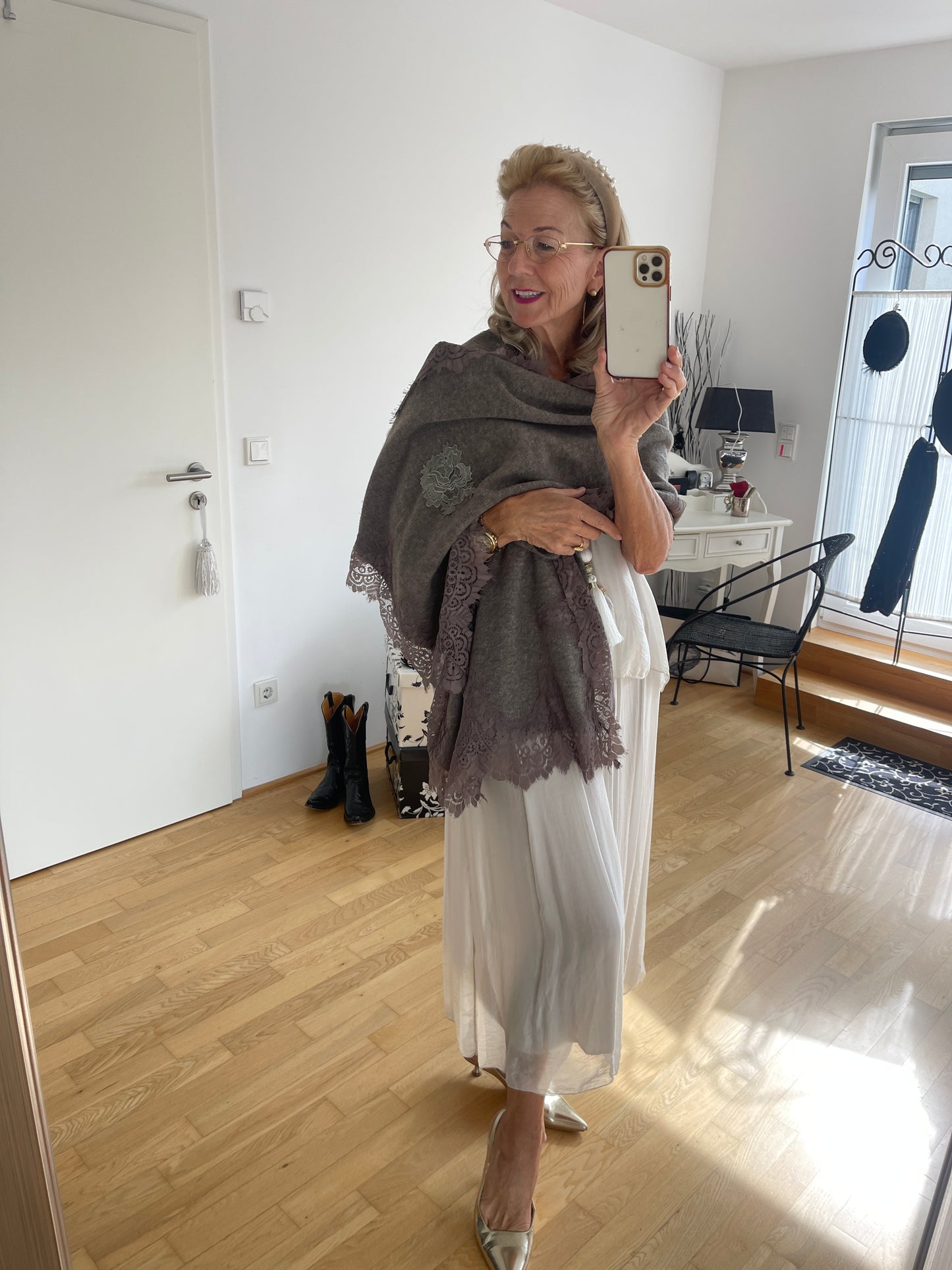 Schal NERO taupe €89,90; ein kuscheliges „Must-Have“ für die kommende Saison