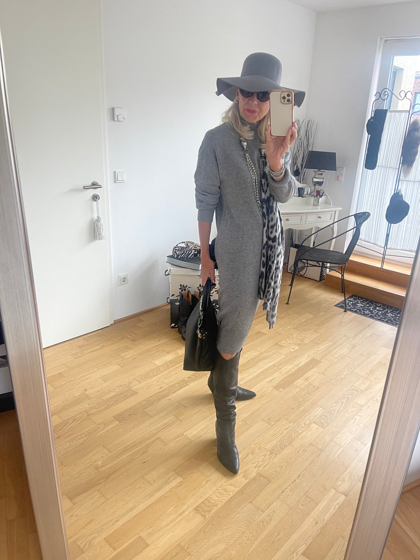 Kleid NASTI grey; €99,90; fantastisch sitzendes, perfekt kombinierbares Stickkleid
