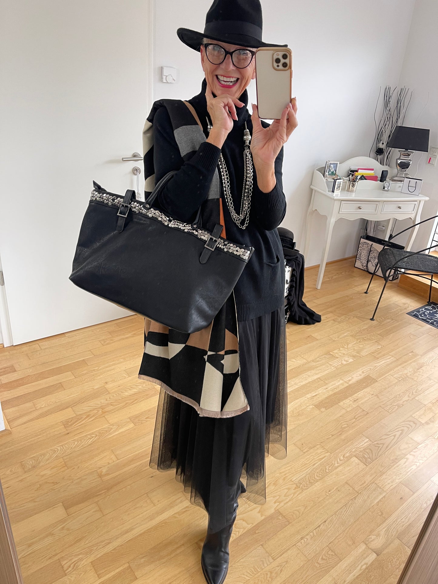 Tasche Munich; „IM BLACK-FRIDAY OUTLET“ nur noch €59,90 statt €119,90; super schicke und stylische Tasche