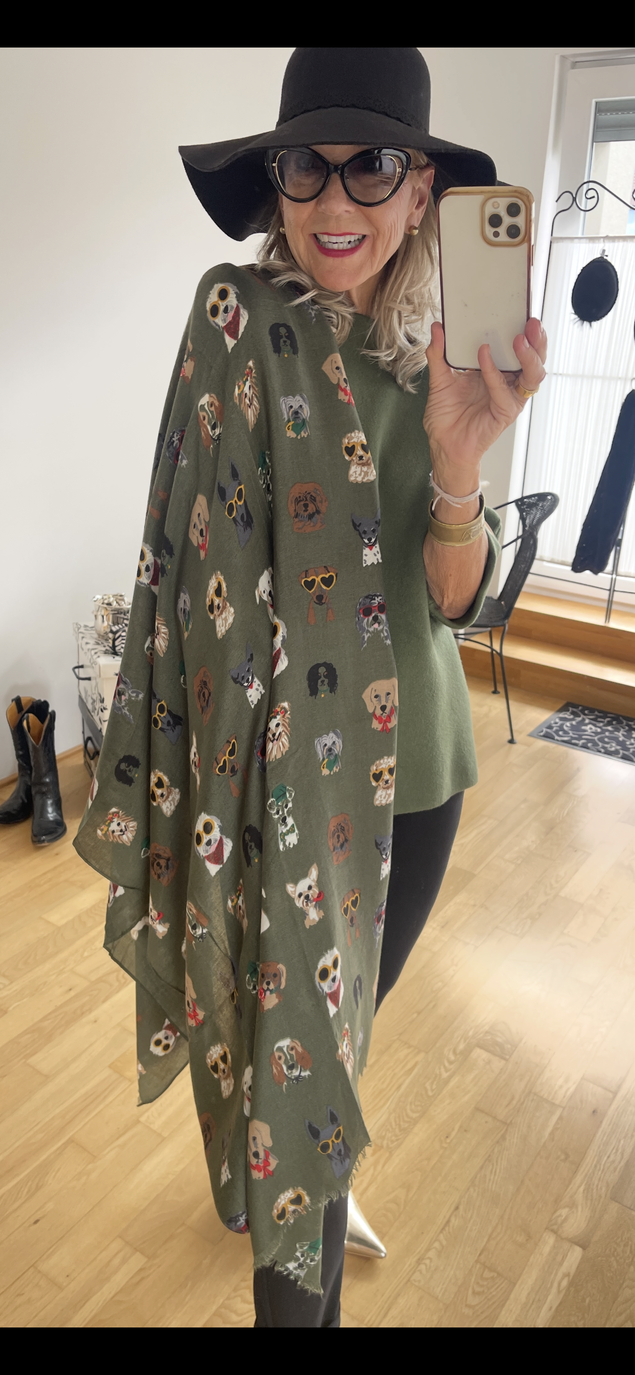Schal SNOOPY oliv, wie süß ist der denn??.. jetzt €25,90 statt €39,90