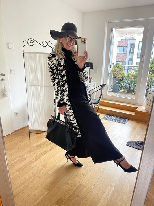 Mantel ENZO €119,90; grandioser Style in Black&White🍂