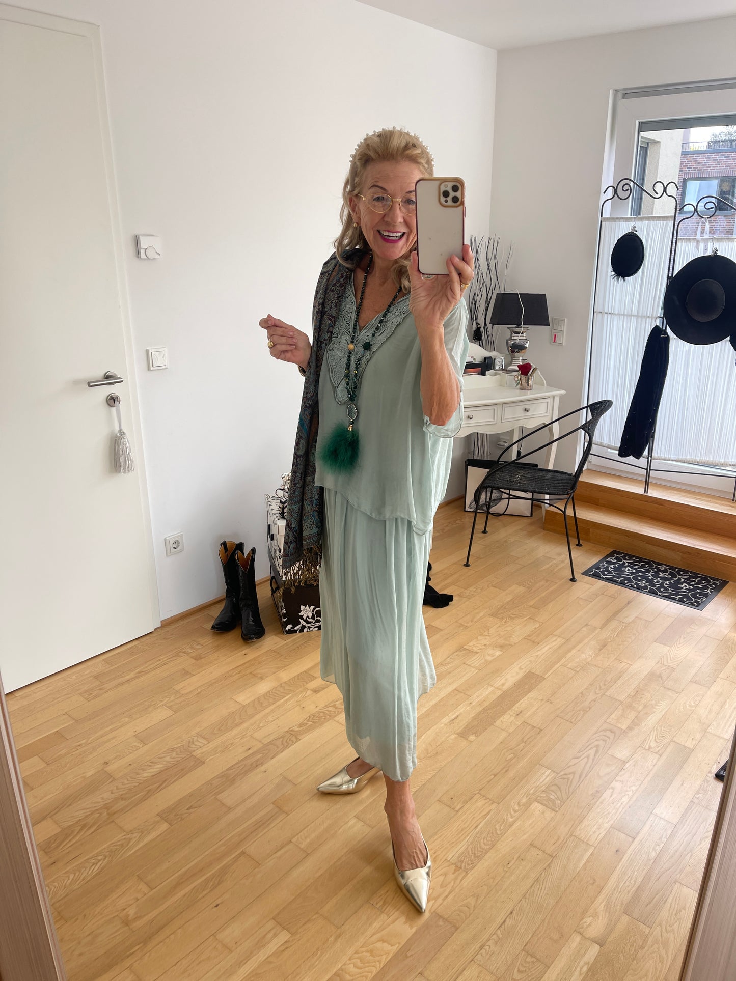 Kleid BEAUTIFUL eukalyptus; €129,90; ein zauberhaftes Modell für festliche Tage und ideal auch für die Kundin mit Genussgröße