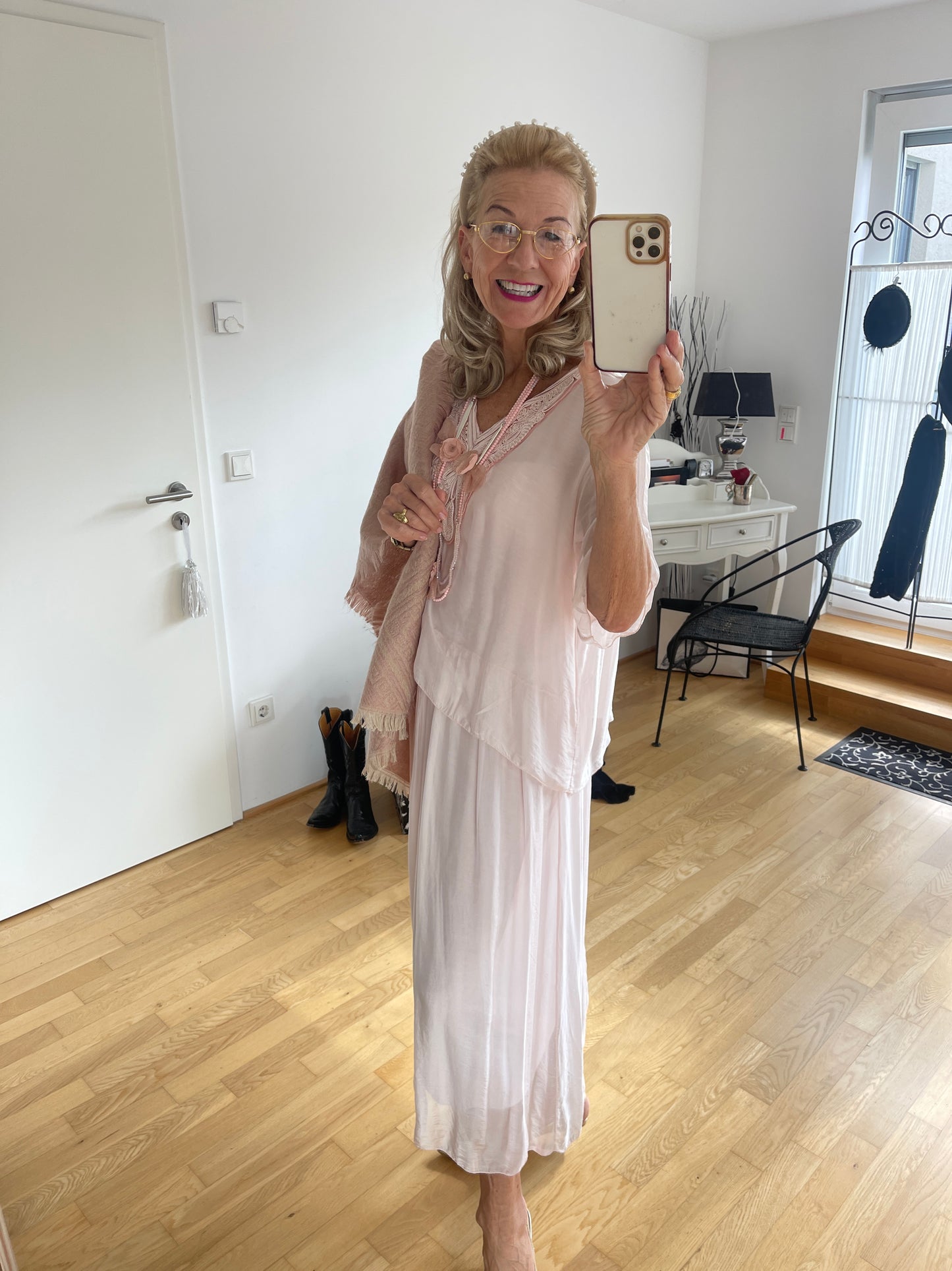 Kleid BEAUTIFUL €129,90 rose; zauberhaftes Kleid für die festlichen Tage; ein perfektes Modell für Genussgrößen