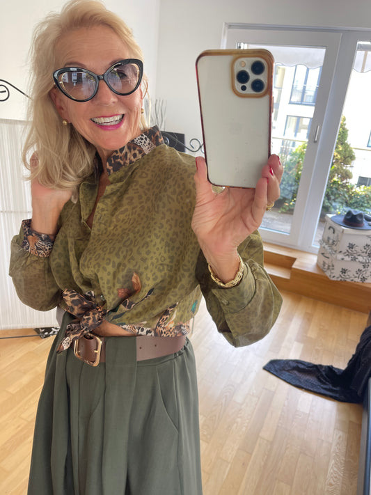 Bluse KASTORIA oliv €89,90; diesem Modell kann man doch gar nicht widerstehen!!