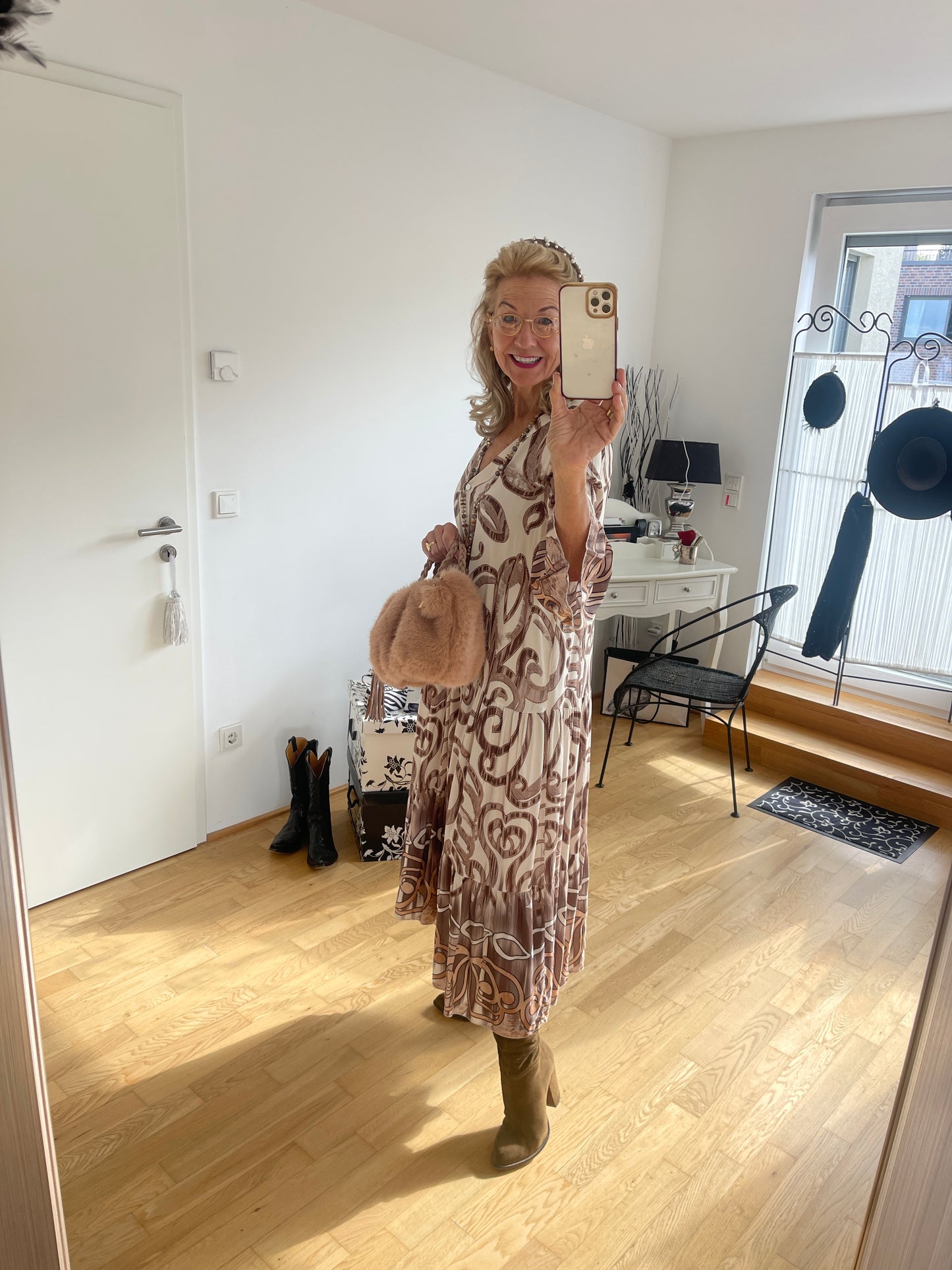 Kleid MONZA mokka; €99,90, stylisch und perfekt kombinierbar