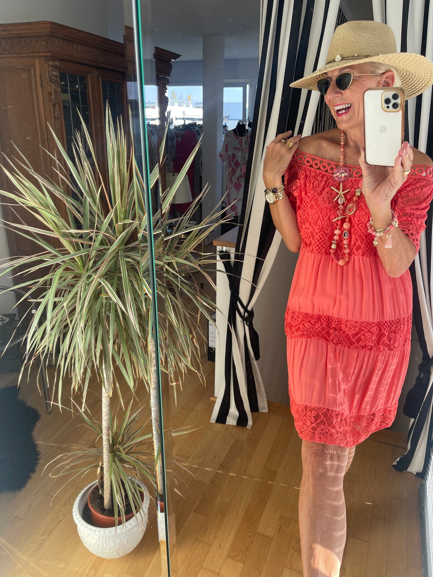 Modell NAPOLINA €79,90; ein luftiges, sommerliches Modell, das man auch toll im Carmen-Style tragen kann