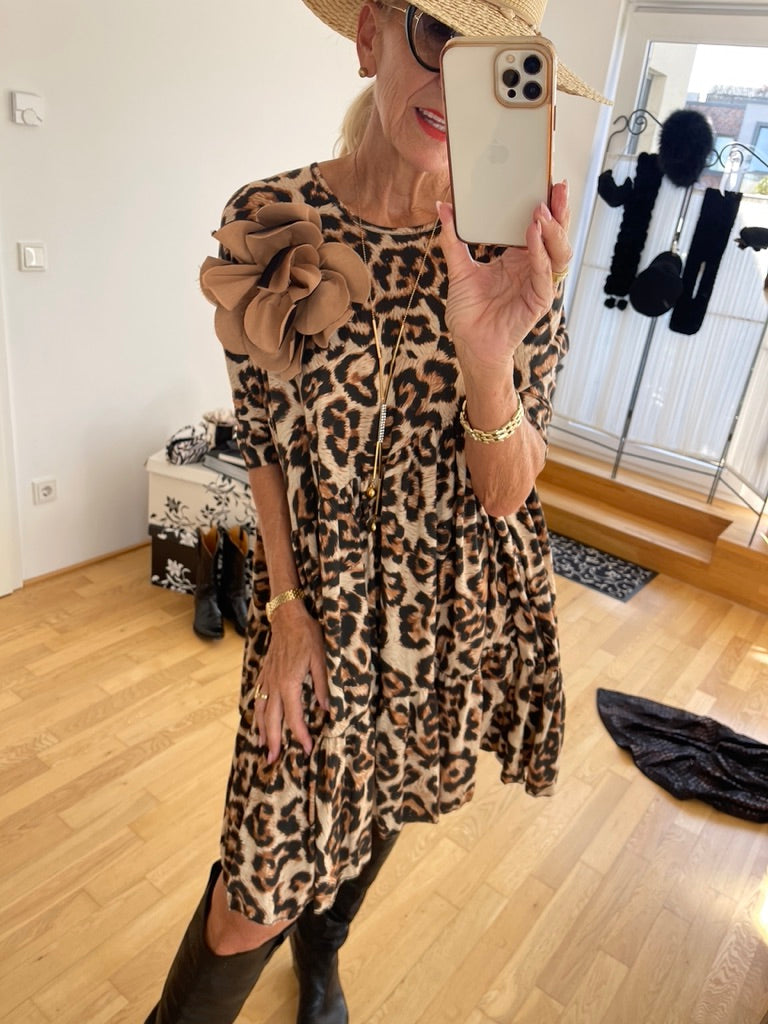 Kleid MEDICA €99,90; super stylisch im Leo-Look