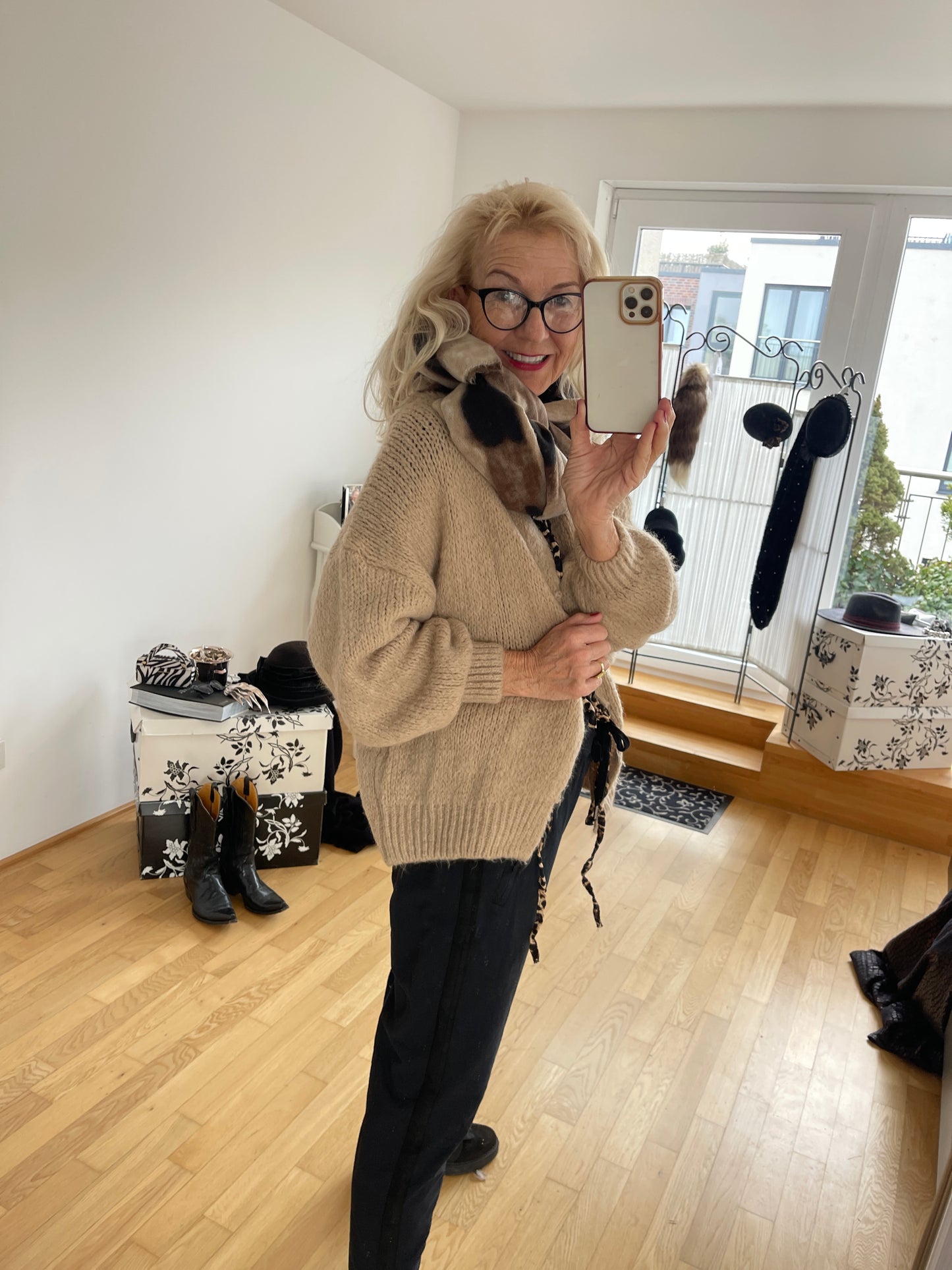 Jacke Lindsay NEW Collection €89,90 ; kuschelig schmeichelnde Strickjacke in einer wunderschönen Farbkombi