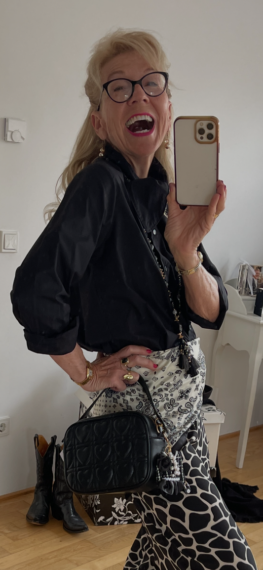 Bluse DELIA black €79,90; das ist doch mal eine ganz besondere schwarze Bluse