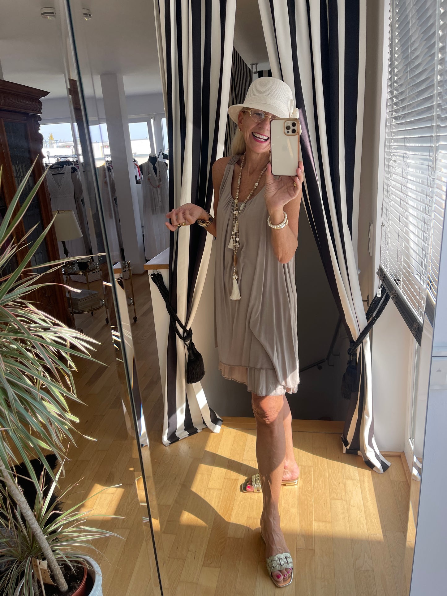 Kleid BURMA taupe; €69,90; ein zauberhaftes, raffiniertes Sommerkleid, dass man kaum spürt