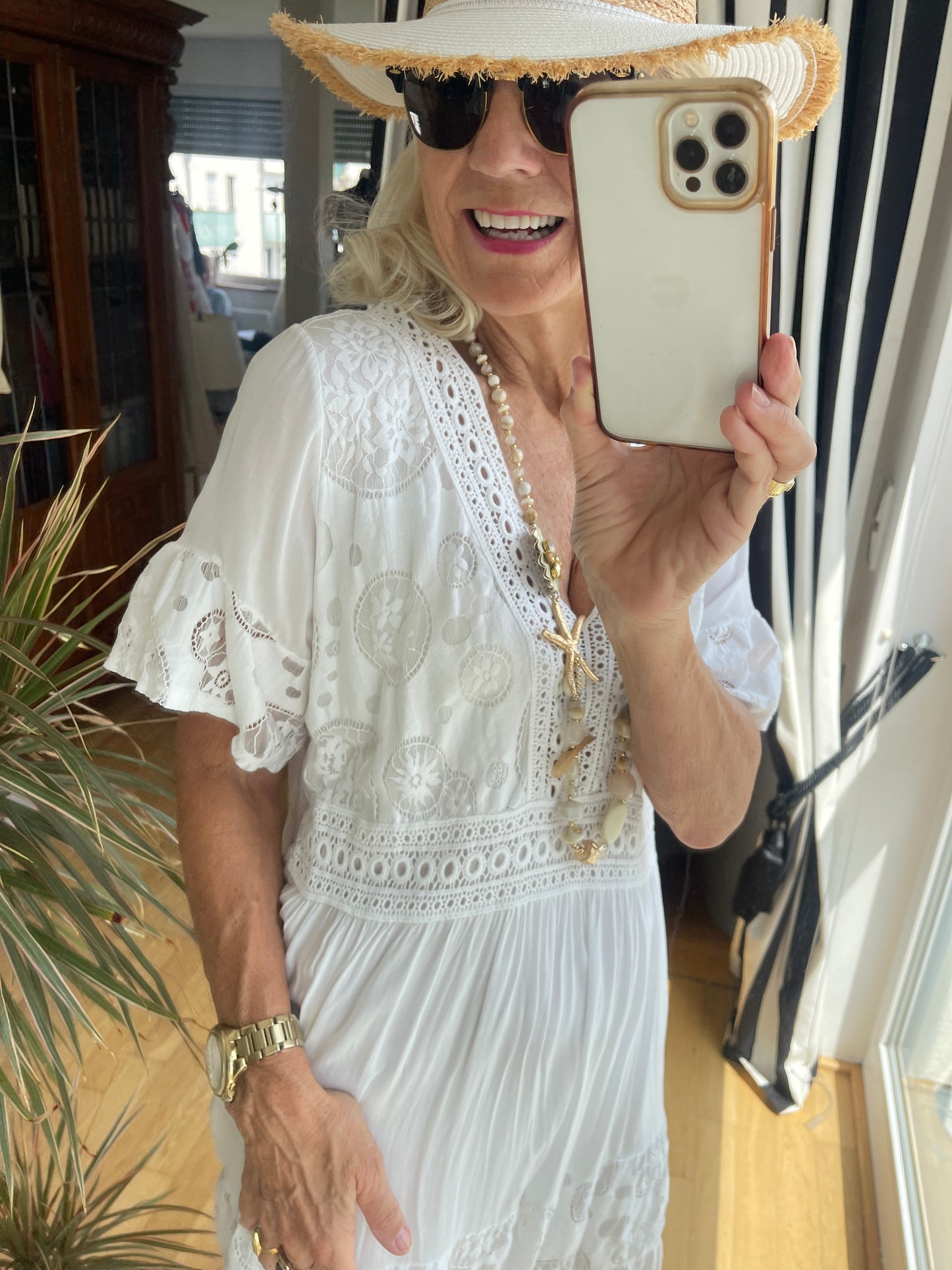 Kleid PETZI white €99,90; ein Traum für luftige Sommertage