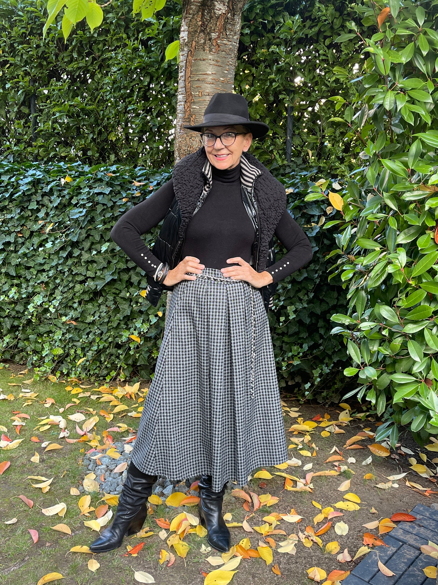 Rock ELLA; €89,90; … ein Fashion-Highlight in „ Black&Grau“