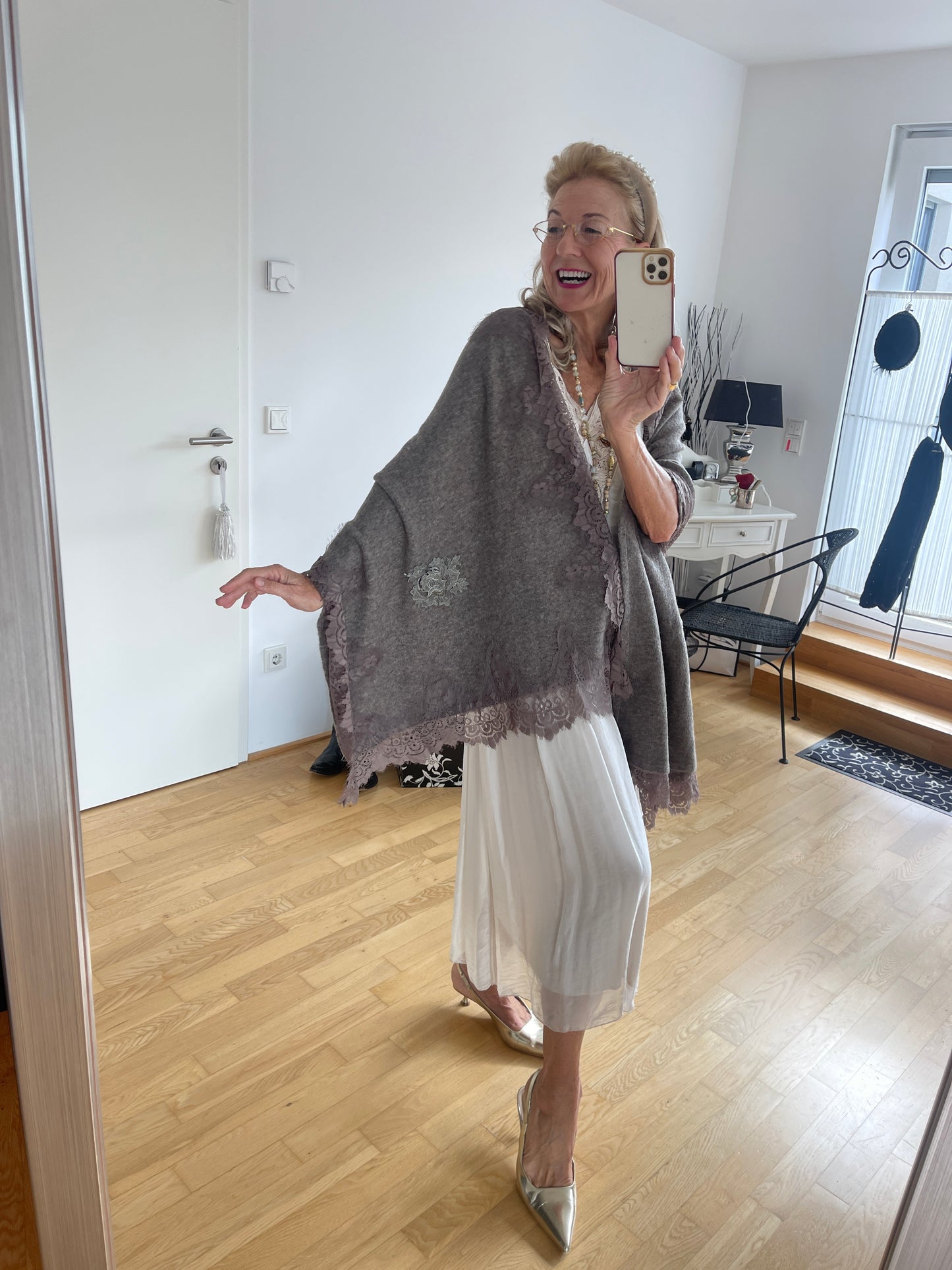 Schal NERO taupe €89,90; ein kuscheliges „Must-Have“ für die kommende Saison