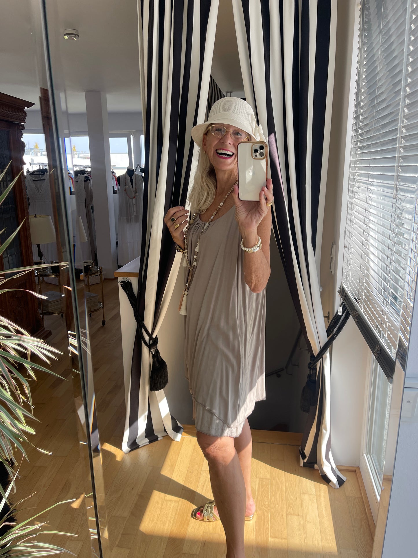 Kleid BURMA taupe; €69,90; ein zauberhaftes, raffiniertes Sommerkleid, dass man kaum spürt