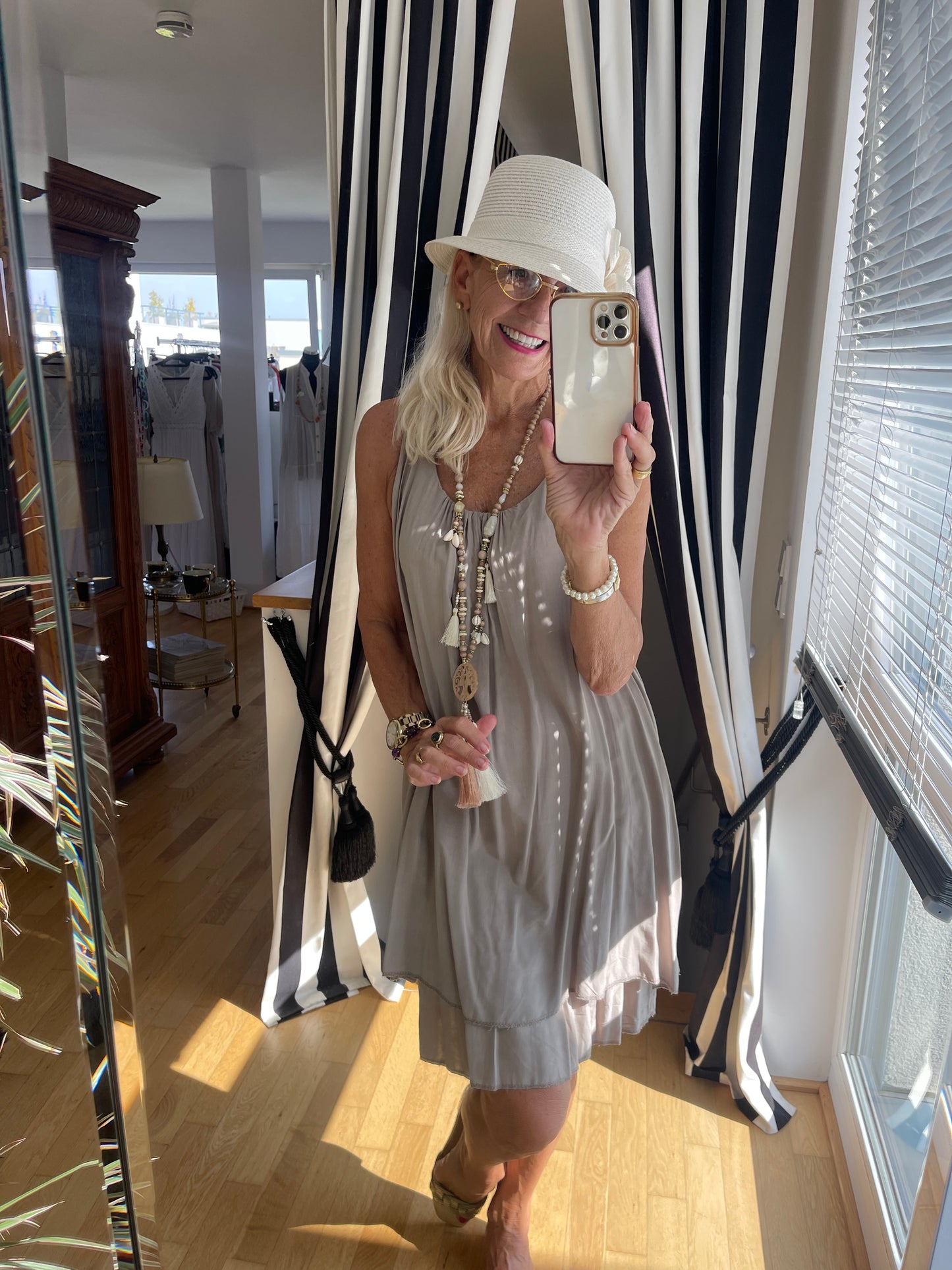 Kleid BURMA taupe; €69,90; ein zauberhaftes, raffiniertes Sommerkleid, dass man kaum spürt