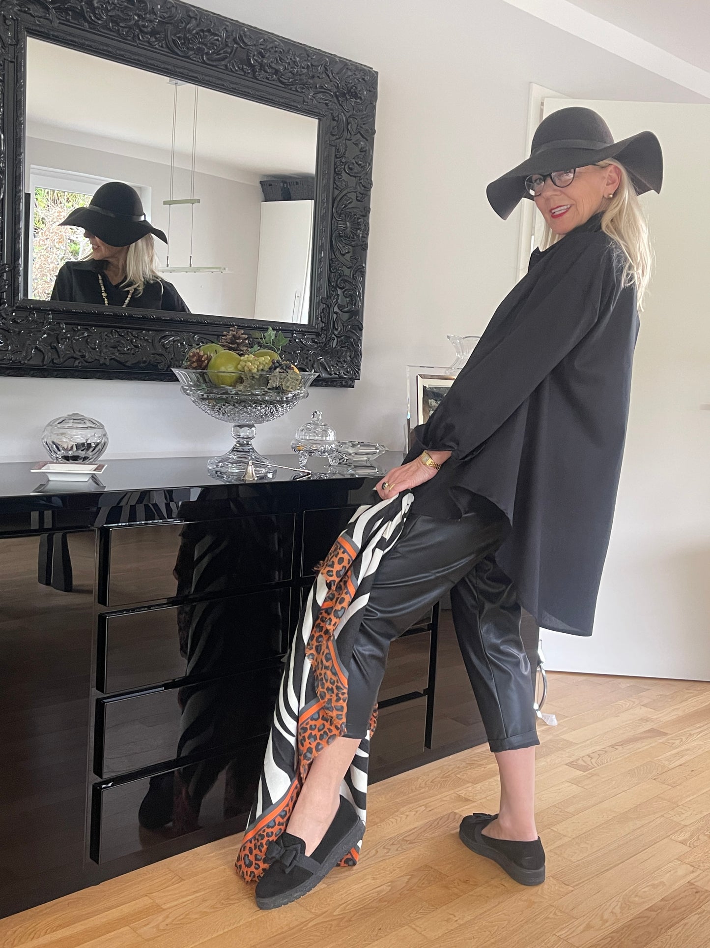 Bluse JETTE black; jetzt €59,90 statt €89,90 Super extravagante Oversize-Long-Bluse. Ein richtiger Hingucker!!