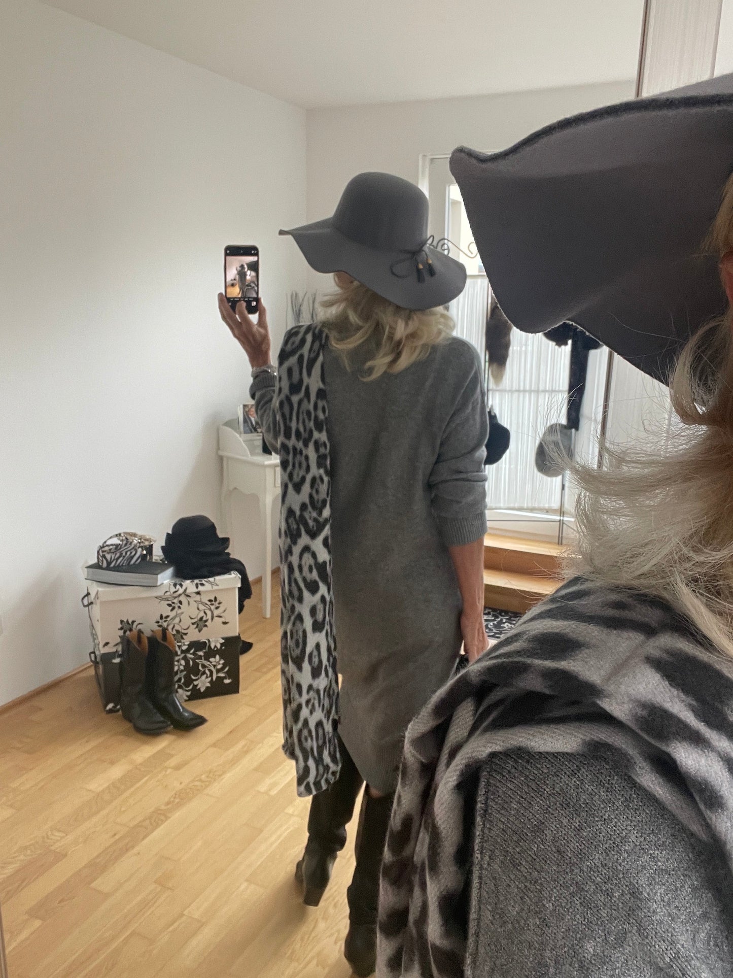 Kleid NASTI grey; €99,90; fantastisch sitzendes, perfekt kombinierbares Stickkleid