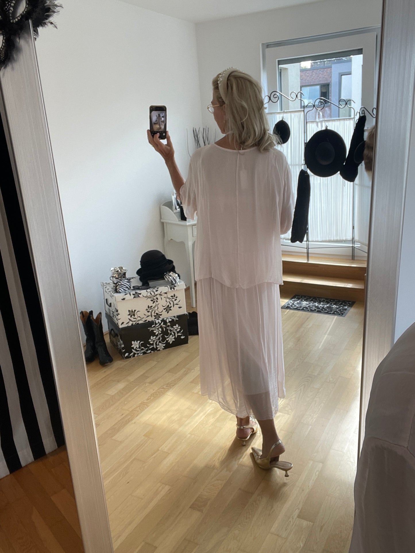 Kleid BEAUTIFUL €129,90 rose; zauberhaftes Kleid für die festlichen Tage; ein perfektes Modell für Genussgrößen