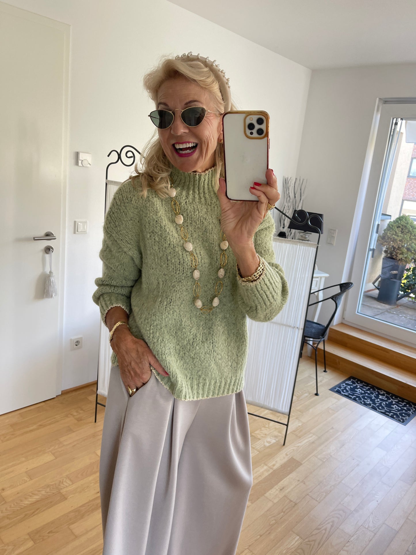 Pullover SAMANTHA green €89,90; zarte Farben auch an kühlen Tagen🍂